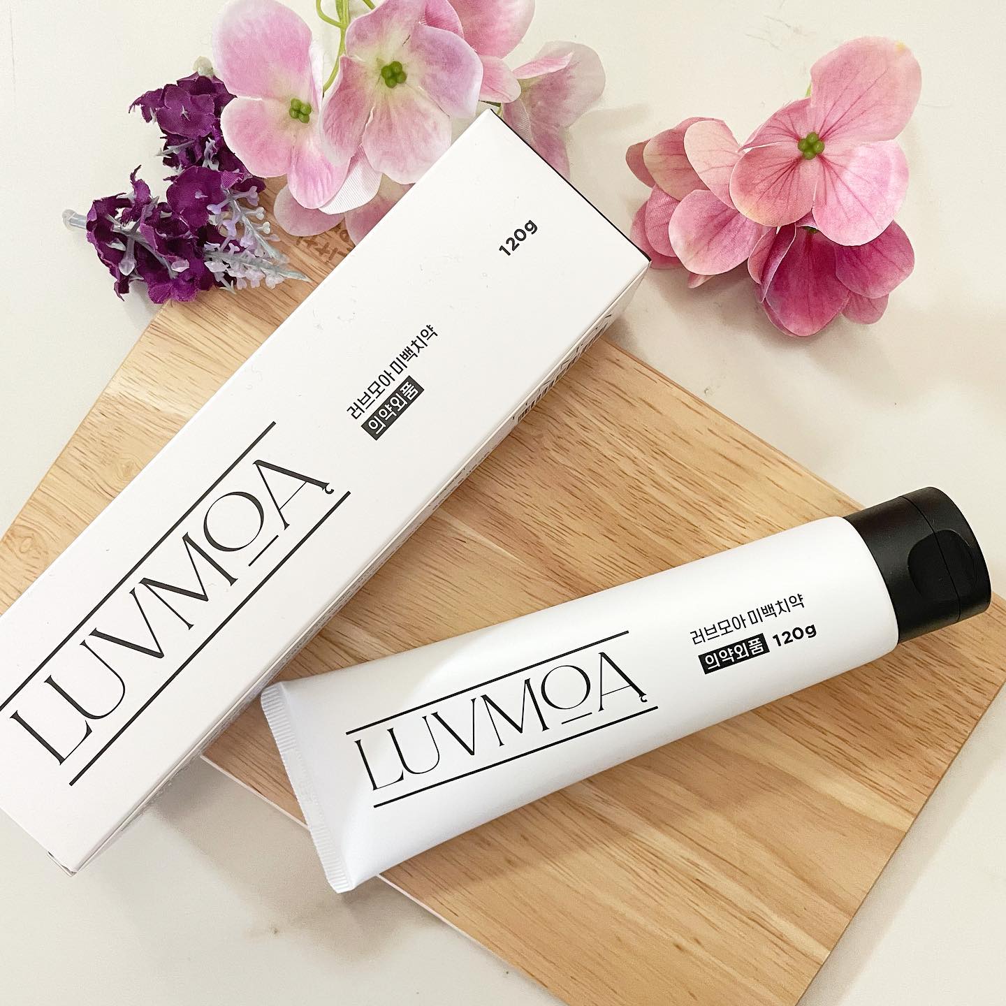 #협찬 
luvmoa_scent_official 
#미백치약 #러브모아 

3개월 꾸준히 사용시 미백효과 러브모아💋

식약처 허가 “미백” 기능 인증 
유해물질인 파라벤, MIT/CMIT 등을 포함하지 않고 
무불소 인증을 받은 치약 

러브모아는 
인체에 무해하면서도 누구에게나 
좋은 향기가 날 수 있도록 하는 것을 기업의 모토로합니다. 

3개월 뒤 달라진 치아를 기대하며 러브모아를 시작해봅니다. 

3개월 꾸준히 사용하면 미백효과가 있다니 
관심있으신 분들에게 추천 합니다!!

#러브모아미백치약 #천연치약 #러브모아치약 #셀프치아미백 #치아미백 #신상품나왔을땐 #08L