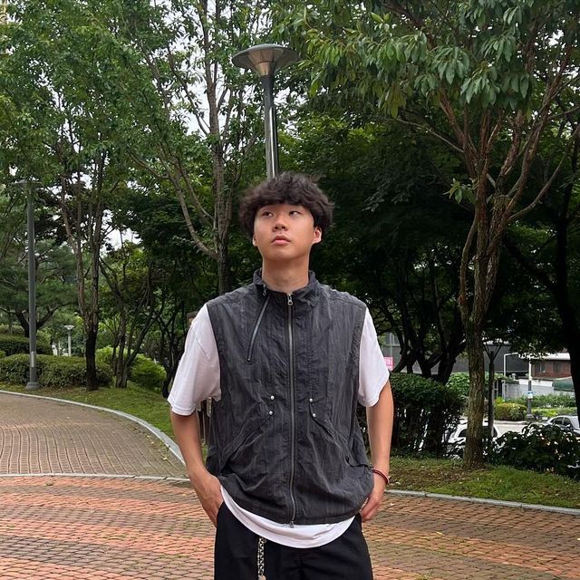 이재준 on Instagram: "#협찬 @1rony9orno_official 86-IRO283 [워터프루프] 윈드브레이커 파라슈트 팬츠 성의 틀에 사로잡히지 않는 새로운 세대가 갖는 에너제틱한 감성을 통해 새로운 문화를 만들어