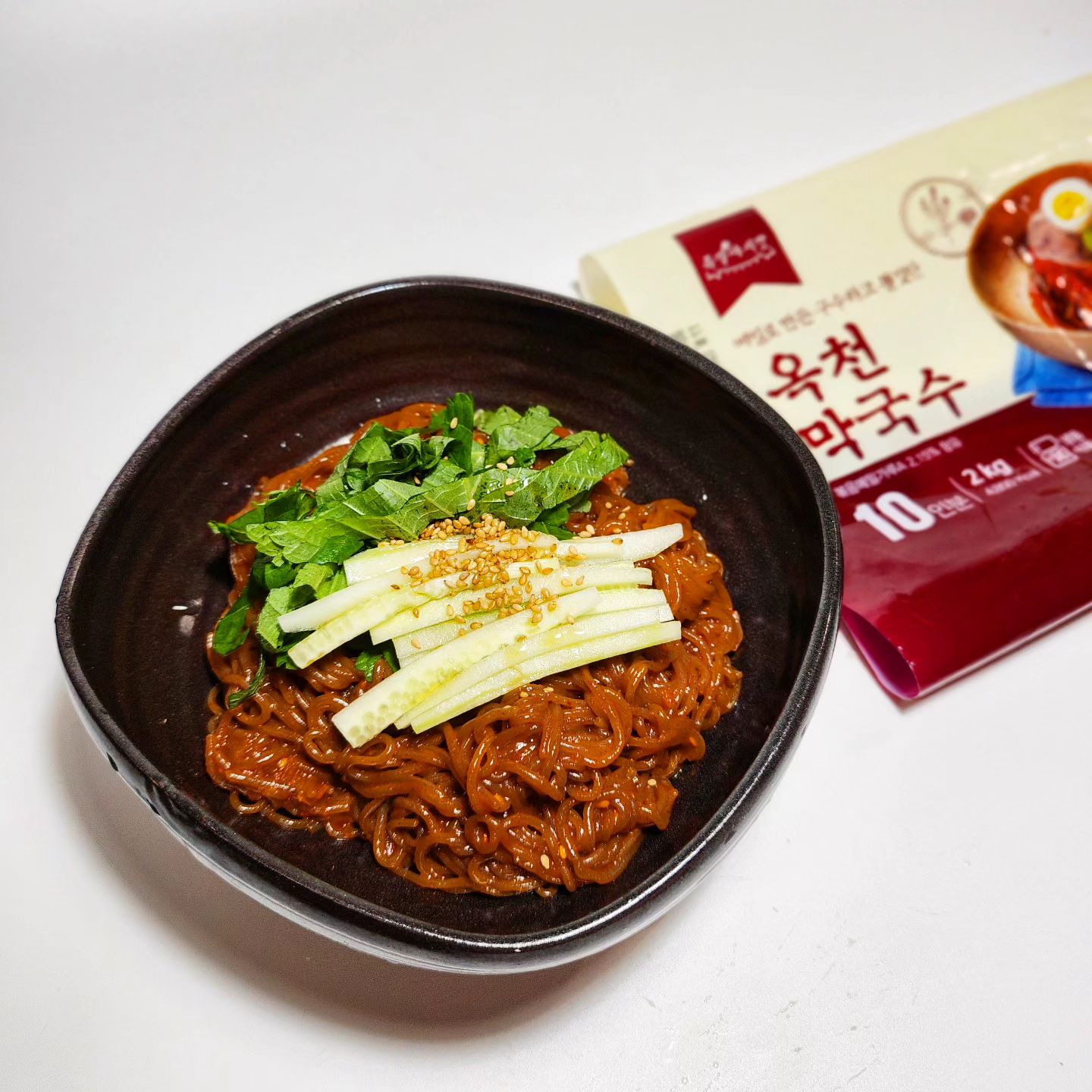#협찬⠀
➡️ 상품명: 옥천 들기름 비빔막국수
➡️ 별점: ★★★★★
➡️ 판매처: 족발야시장
➡️ 맛
✔ 족발야시장의 옥천 들기름 비빔막국수는 해썹 인증 시설에서 만든 제품으로 기존 냉면에 메밀함량이 2배 더 함유되어 더욱 쫄깃하고 탱탱한 식감과 고소한 맛이 일품인 메밀 막국수로입니다.
✔️ 특제 프리미엄 양념장에는 배 과즙 농축액과 사과 과즙 농축액이 들어가 있으며 대파와 마늘을 비롯해 다양한 채소들도 함께 들어가 있어 소스에서도 감칠맛을 느낄 수 있습니다.
✔️ 쫄깃한 막국수를 삶아 특제 양념에 비빈 후 고소하고 향긋한 들기름과 각종 야채를 곁들여 드시면 더욱 맛있게 즐기실 수 있습니다.
✔️ 저렴한 가격에 10인분이나 되는 넉넉한 양이면서 맛까지 있는 들기름 비빔막국수를 드시고 싶으시다면 족발야시장의 제품을 구매해 보시기 바랍니다.
⠀
#족발야시장 #막국수 #들기름막국수 #들기름막국수맛집 #여름별미 #메밀 #여름음식 #메밀면#맛스타그램 #맛집 #맛집추천 #먹스타그램 #먹팔 #선팔 #맞팔 #먹스타#소통 #일상 #데일리 #오늘의메뉴 #식단