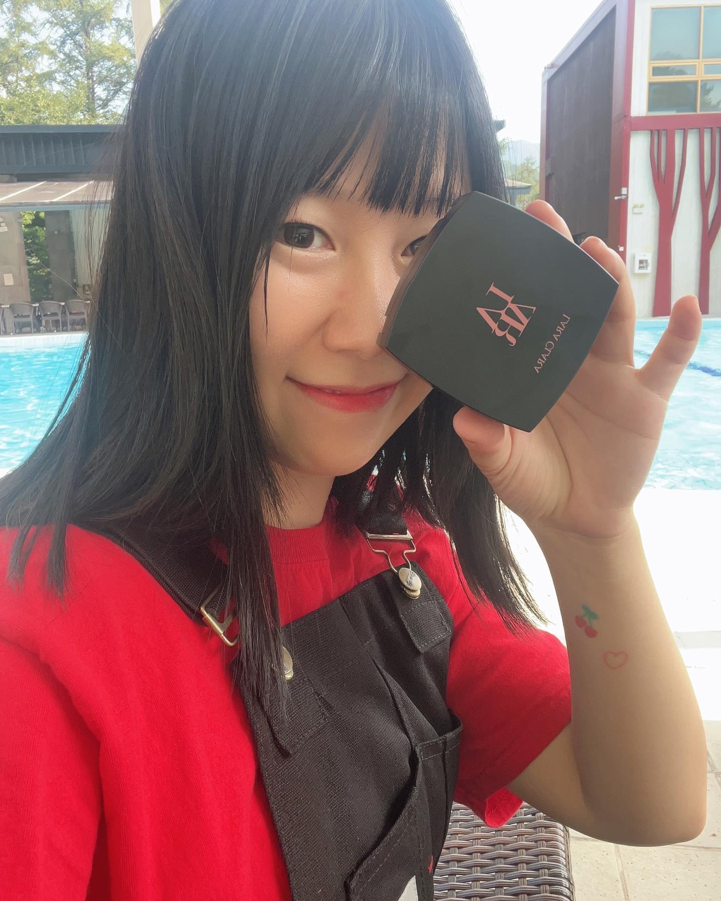 ❣️라라클라라 바이오 커버 밤 비비쿠션

모공 커버에 효과적인 라라클라라 비비쿠션! 피부 표현력도 좋고 모공 커버가 확실한 제품이예요👍

레이저 등 피부관리 후에 자극받은 피부에도 사용할 수 있고🥵
자외선 노출 시 피부 진정&재생 효과까지 있다고 하니 휴가철 필수템이겠쥬?

저는 요번 워크샵때 들고가서 요긴하게 쓰고, 매일 출근할 때 꼭 챙겨서 톡톡 발라주고 있습니당

요거는 피부에 도포할 때 “밀어서” 바르는 것를 추천합니다!!

#협찬 #라라클라라 #LARACLARA #재생비비 #광채쿠션 #비비쿠션