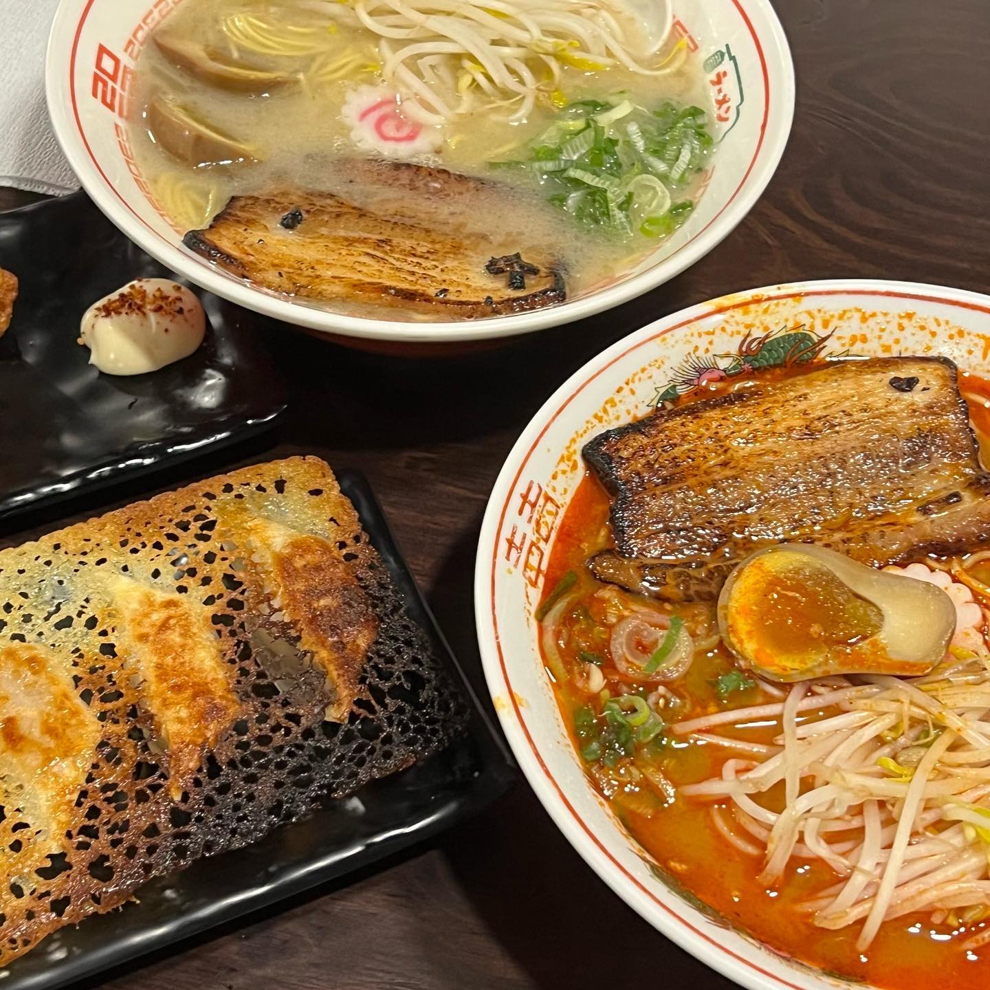 📌 라멘트럭
- 신라멘 11,0
- 진라멘 10,0
- 야끼교자 5,0

라멘 맛집으로 유명한 곳
매운 라멘 먹고 싶어서 신라멘으로
맵진 않았지만 맛있었음!
만두도 겉바속촉에 리뷰이벤트로 받은
가라아게가 맛도리였다 😋💜
⠀⠀⠀⠀⠀⠀⠀⠀⠀⠀⠀⠀⠀⠀⠀⠀
⠀⠀⠀⠀⠀⠀⠀⠀⠀⠀⠀⠀⠀⠀⠀⠀
#홍대 #홍대맛집 #상수 #합정 
#라멘 #라멘트럭 #야식스타그램 #치킨 
#onthetable #foodblogger #foodlover