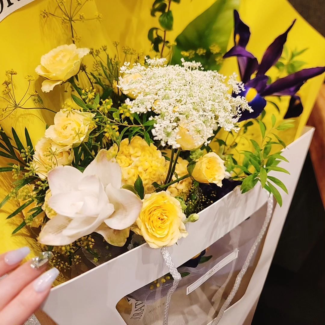 저녁먹으러 가다가 #꽃다발 #꽃선물
꽃집사장님이 무슨 날이냐길래 제생일이에요~ 했더니 뭔가 굉장히 안타깝게 보시던데 ㅋㅋ
#아닙니다 #오늘 ㅋㅋ #셀프축하 는 맞음 🤭
왠지 올해는 솔직히.. 좀 유난을 떨고 싶네..? ㅎㅎ
나는 나한테 #제일좋은것 을 줄거야
#노랑 #맨드라미 #보라 #네덜란드아이리스 #쿠르쿠마아리스마티폴리아 #오늘의예쁨
#꽃같은내인생 #생일 #전전야제