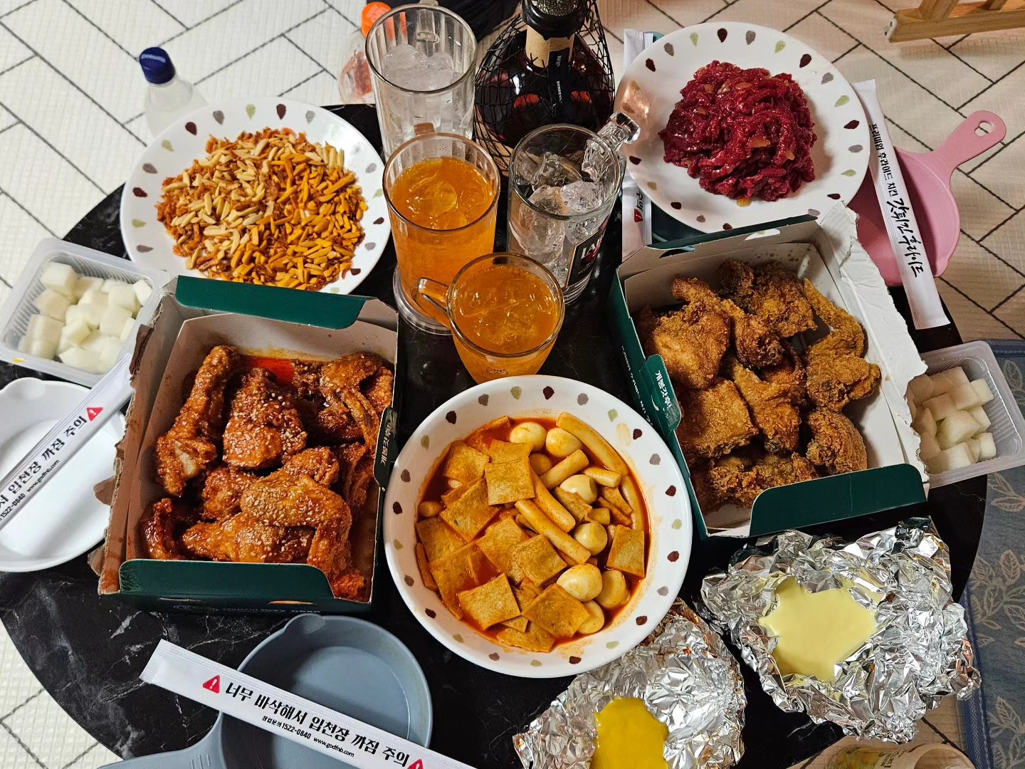 오빠랑 정기오빤 술 마시고
난 채연이랑 음료수 마시고
예나랑 소하는 둘이 알아서 놀고___😊
재밌었다이 담에 또 만나서 놉세!

#육아일상 #범띠아기 #도치맘 #육아스타그램  #육아공유 #육아선팔
