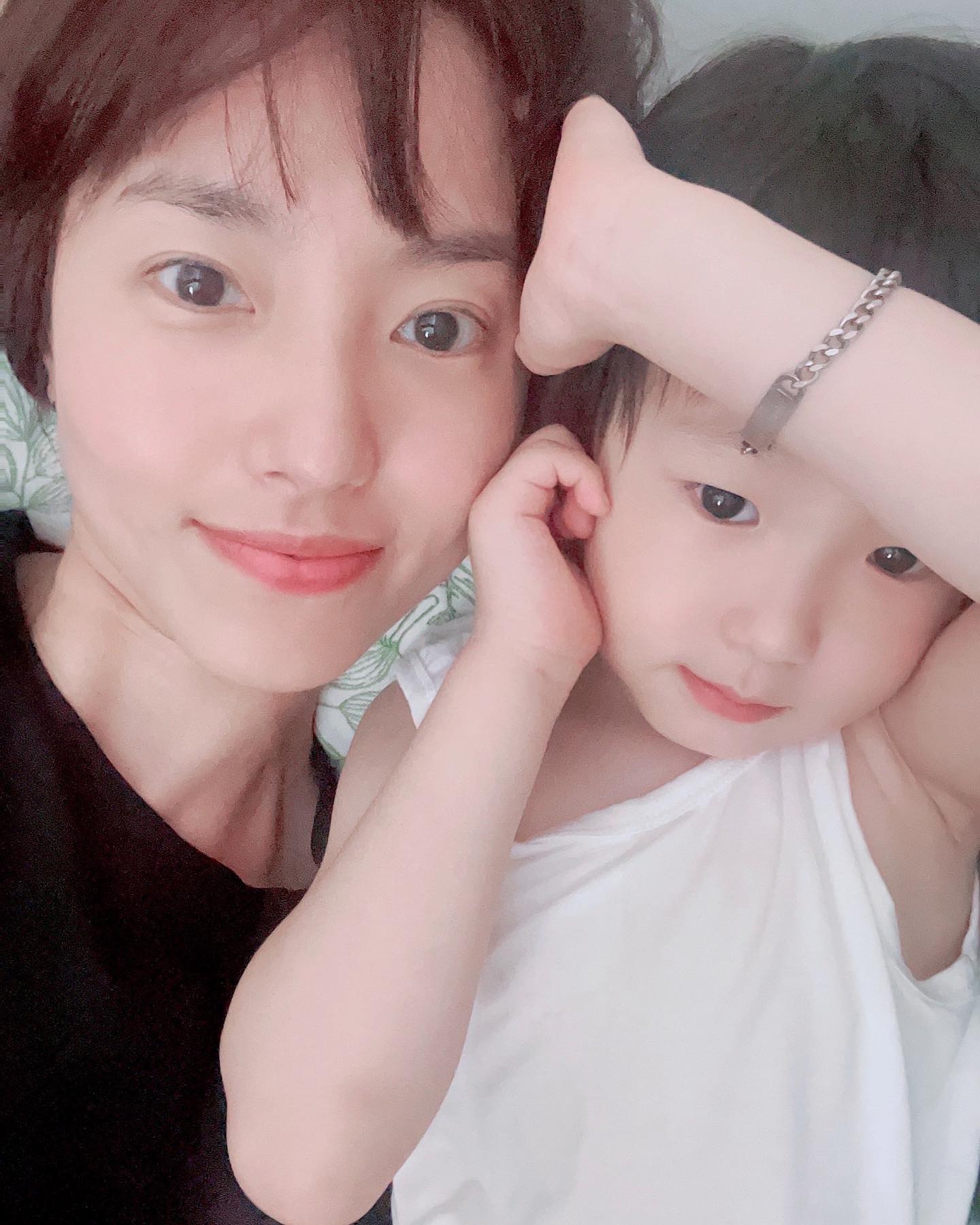 간만에 울 아들렘이랑 
할머니 가게도 놀러 나오고 셀카놀이📸ㅋ
누가 집돌이 아니랄까봐 신발,양말부터 
벗는다😅

#주말 #주말오후☀️ #주말일상그램 
#아들렘과놀아주기 #셀카놀이📸 #좋아요 
#사랑해❤️ #멋지다👍 #이쁜놈😍 
#오랜만에셀카 #아들렘이랑셀카놀이