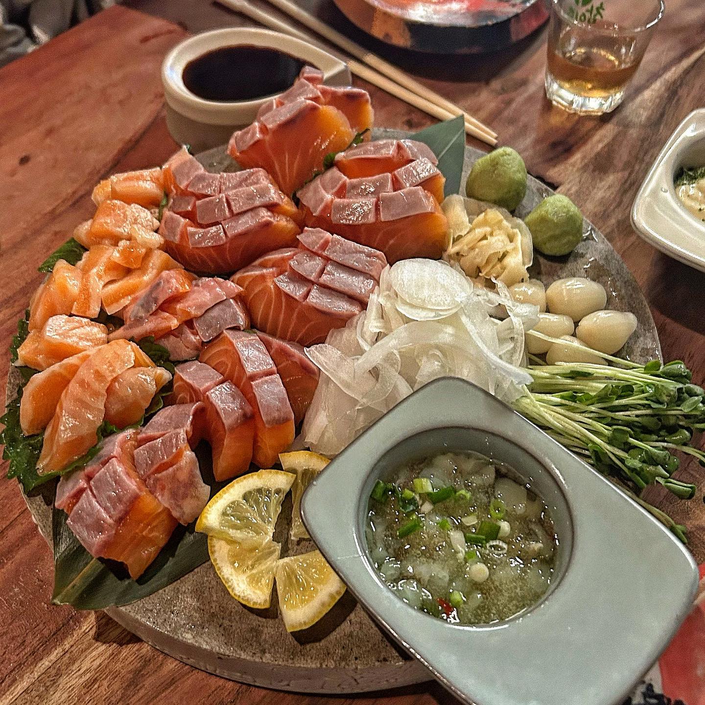 📍울산 삼산 #다이좁

다이좁 연어사시미 완존 마시따 🖤
다이좁 모든 메뉴를 다 먹어봤지만
실패했던 음식이 없음 
삼산 술집중에 제일 안주맛집
삼산 핫플중에 개인적 맛집 1등 다이좁 2등 청춘부르스 3등 다크멜로