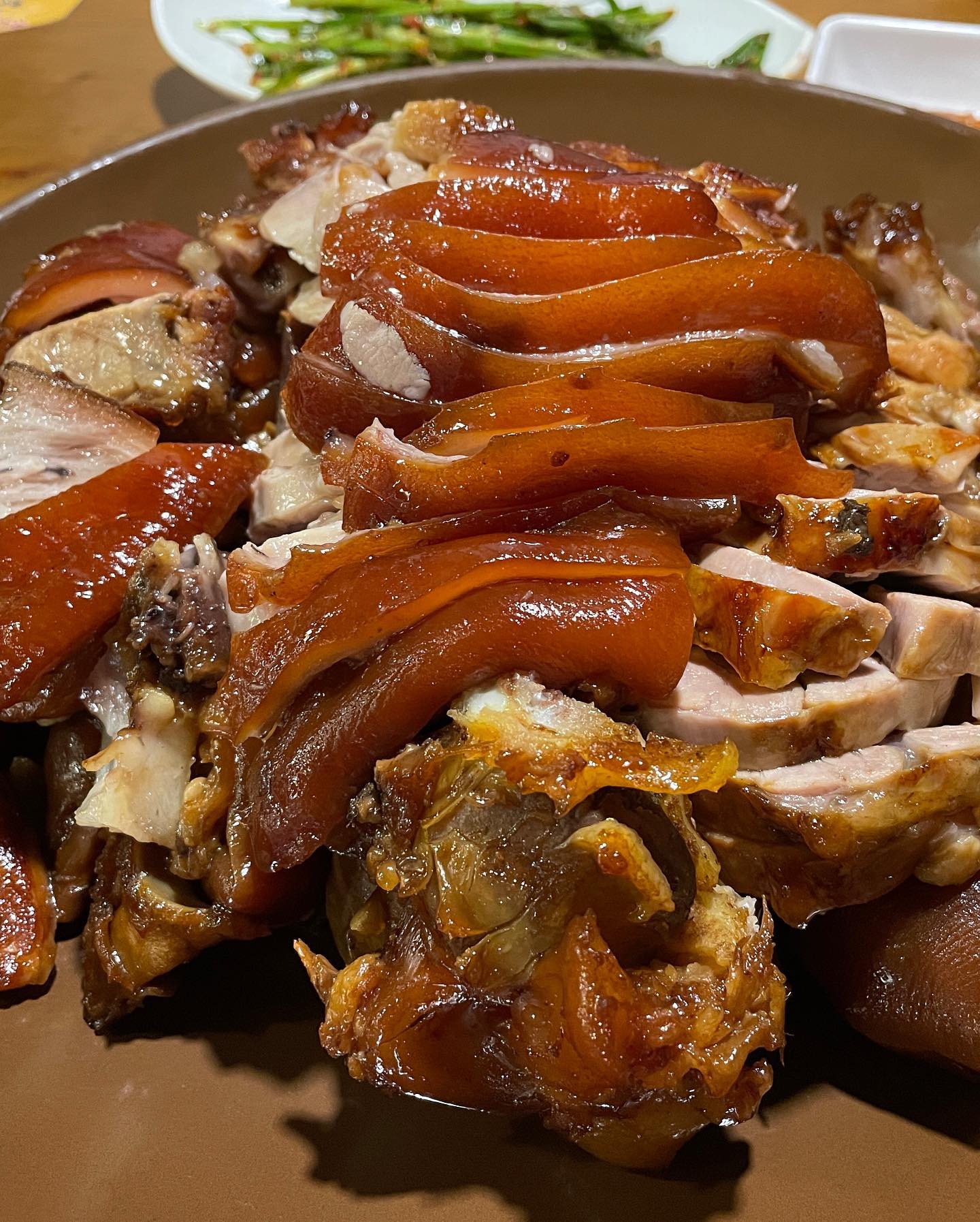🍗 가산디지털역 근처 족발 맛집 ‘육감만족’ 에 다녀왔어요

🍗 저희는 세명이서 족발(대) 막국수(소)를 먹었는데 양이 충분했어요~

🍗 저희가 먹은건 온족발인데 따뜻하고 껍데기가 쫄깃하니 부드럽고 맛있더라구요!

🍗 가산디지털역엔 회사가 많아서 직장인분들 퇴근하고 가시기에 딱인 곳이었어요~

🍗 위치 : 서울 금천구 가산디지털1로 168 우림라이온스밸리 A동 2층 216호

#육감만족 #가산디지털단지맛집 #가디역맛집 #가디역족발 #가산다지털단지족발맛집 #온족발맛집 #육감만족가산점 #먹스타그램 #서울족발맛집