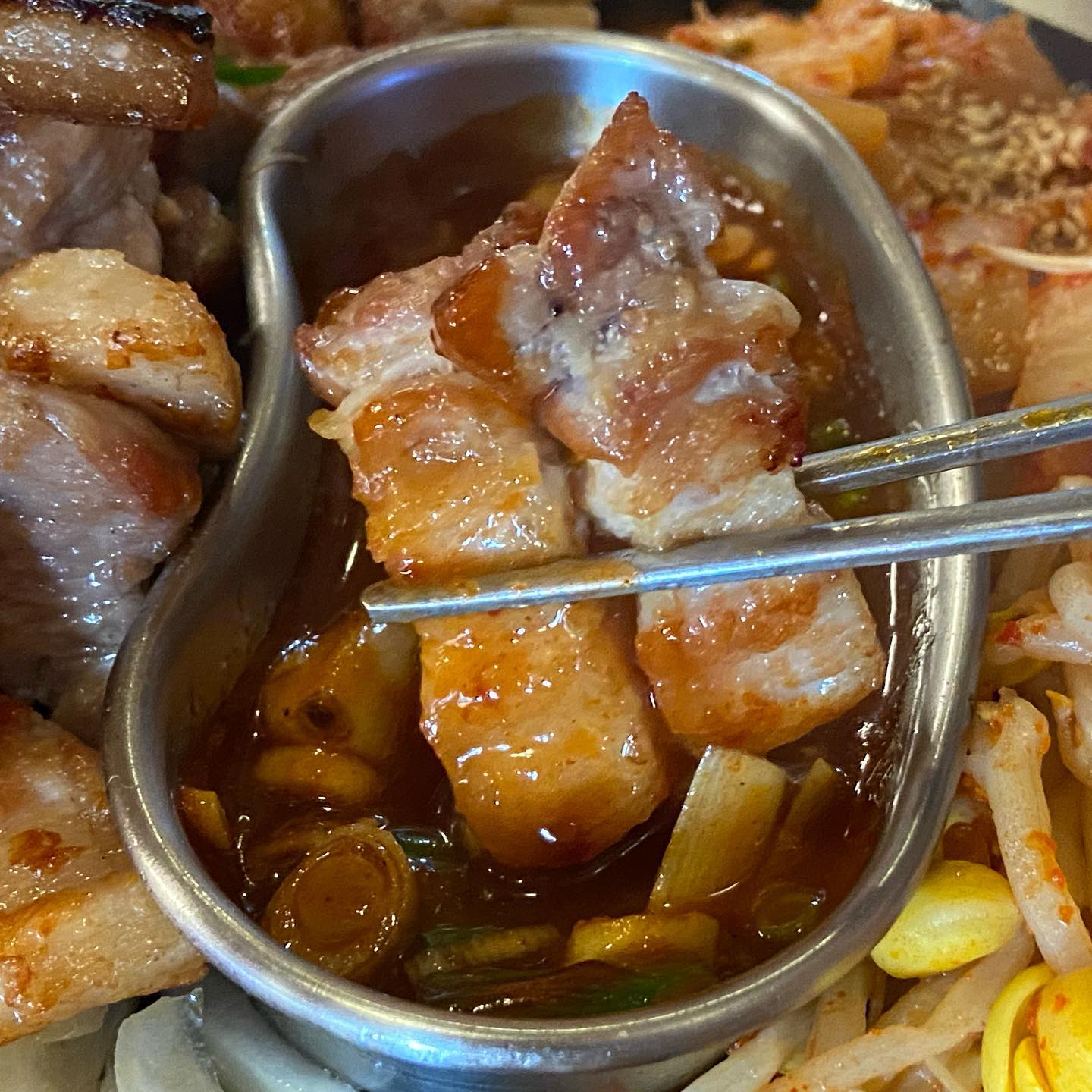 #ad #오류동맛집 

고기앞으로 해쳐모엿!
더워 죽겠는데 누가 불판에 불을 켜요!? 임대장은 다 구워나오는데 😎

딱 먹기 좋은 굽기로 모든메뉴 다 구워나오니까 덥지도 않고 냄새도 안베고 맛도리~❤️

특제 매운양념장에 푹 찍어 오늘 삼겹살로 목구멍 적셔~
마무리는 볶음밥에 치즈추가🤍

—————————————-
#임대장 #오류동 
📌 대전 중구 계백로 1725-22 (오류동 151-8)
☎️ 0507-1347-4416
⏰ PM 16:00~24:00
—————————————-

#대전 #대전맛집 #대전삼겹살맛집 #대전삼겹살 #대전목살 #오류동고기 #삼겹살맛집 #삼겹살🐷 #먹팔 #먹스타그램🍴 #먹부림 #먹팔해요 #맞팔환영