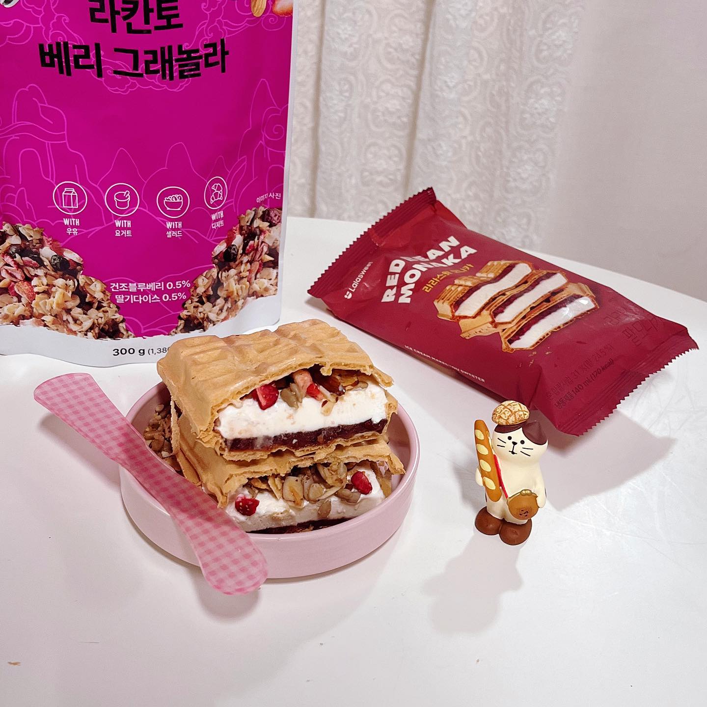 #소라빵카페 #소라리뷰
라칸토 베리그래놀라 🍓🫐
라라스윗 모나카 아이스크림🥮🫘
맛있는거 + 맛있는거 = 짱맛조합😍

라라스윗 모나카 아이스크림 안에
라칸토 그래놀라를 샌드해서 냠냠

당류가 낮아 혈당걱정 없는 달콤함🫶 
꼭 이렇게 먹어보세요 짱맛있어요😋 

#무설탕 #키토제닉#저탄고지
#오늘의키토식#소라리뷰