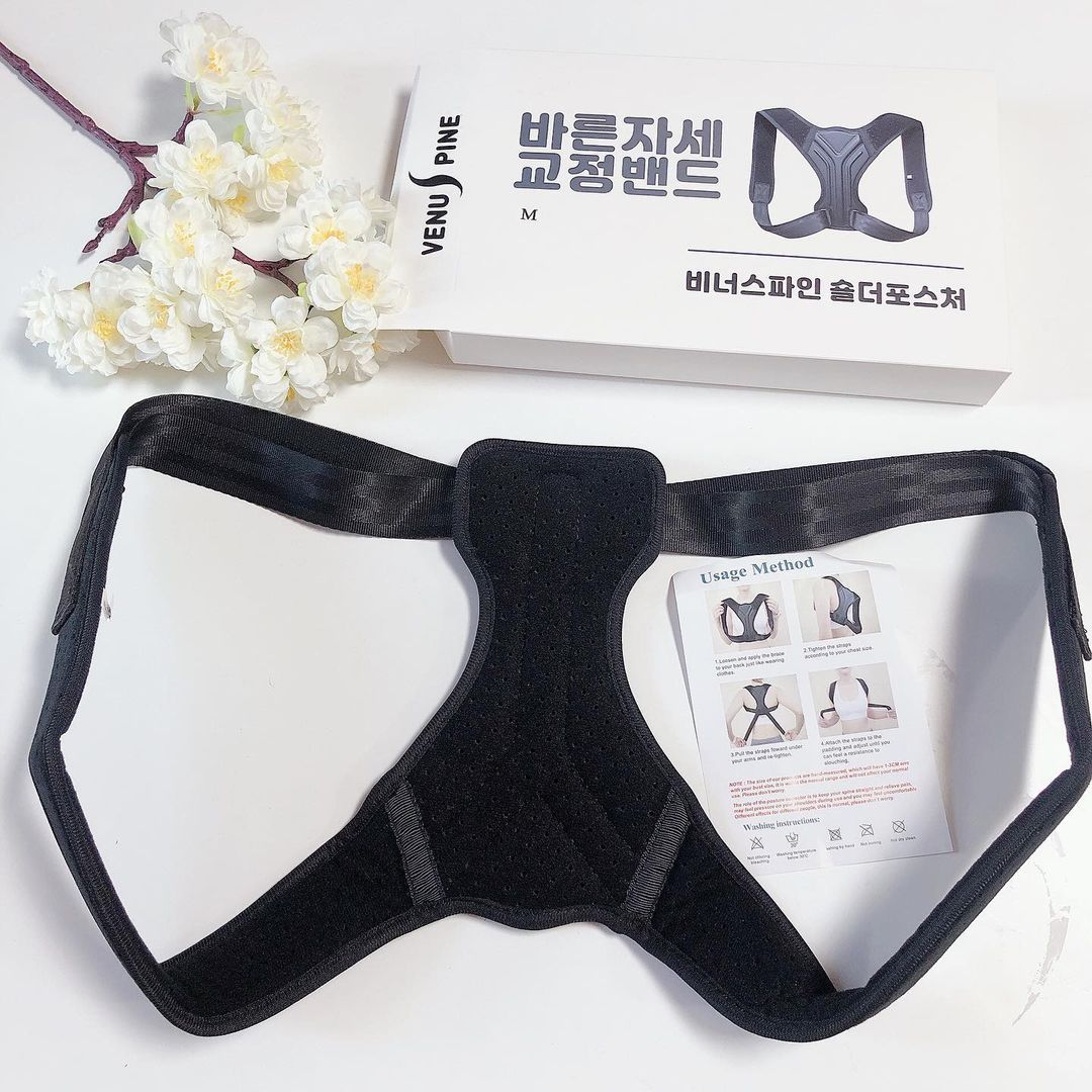 대치동 자기소개서 첨삭 on Instagram: “#협찬 비너스파인 숄더포스처 바른 어깨 교정 밴드 매일 거실 소파에 누워서 넷플릭스만 보다보니 자세가 걱정이 돼서 교정밴드를 사용해봤어요 ㅎㅎ 어깨자세 교정밴드를 직접 써보니 어깨가 펴지고 목이 덜 아픈게 느껴졌어요 위에 자켓을 입으면…”