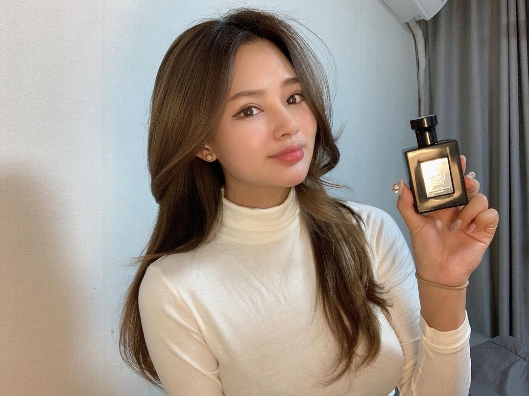 두리 on Instagram: “⠀ ⠀ 🖤포맨트 향수 코튼 허그 ⠀ 공기중에 퍼지는 뮤게의 깨끗함과 머스크의 부드러움을 선사합니다. 안기고싶은 부드럽고 포근한 향! ⠀ - 향 설명인데, 진짜 안기고싶은 향 그대로!!!!!!!!!! 남자향수지만, 이건 내 이불에 뿌리고싶은... 진짜…”