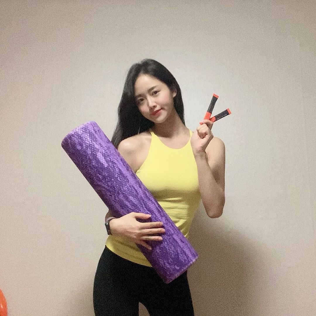 백초아 on Instagram: “#글램디 #협찬 필라테스 하기전에 한잔☝🏻 부스트업🔥 기억하자 1day 2🤟🏻 텀블러에 얼음 넣고 물넣고 한포 털어서 쉐킷쉐킷🌪 달달한…”