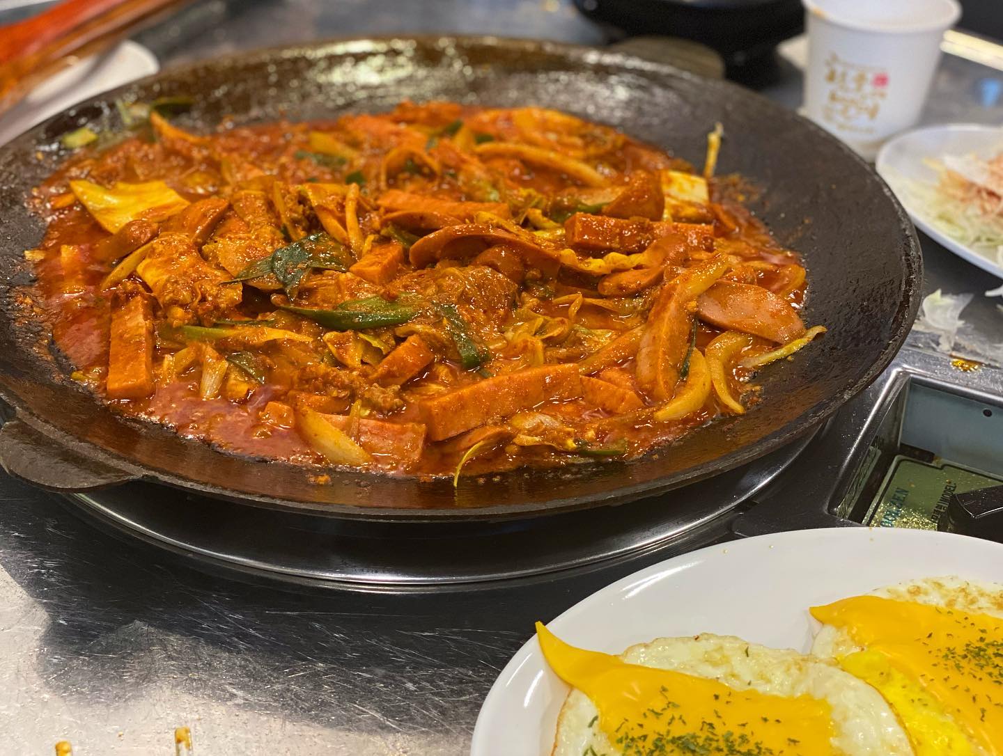 #협찬 마곡에 있는 밥도둑 맛집 ‘경아식당’ 에 방문하고 왔당
부대찌개를 먹을까 부대볶음을 먹을까 주문직전까지도 고민하고 고민하다 한 번도 먹어보지 못한 ‘부대볶음’을 주문시켰당😗
나온 부대볶음을 보자마자 부대에 빠지면 안되는 라면사리추가를  잊어먹는 크나큰 실수를..! 깨닫고 바로 라면사리 추가추가😋🐷 (열어분들은 빼먹으시면 안돼유ㅎ)
집에서는 부대찌개 끓여먹을 땐 햄이랑 소세지 그득그득 넣지만 밖에서 사먹으면 덜한데 여기는 햄,소세지 베이컨까지 들어있어서 넘 만족스러웠당🤤
기본으로 공기밥이 제공되어서 추가로 시킬 필요없이 밥에 부대볶음 올려 먹고 비벼먹고 하다보면 ㄹㅇ 밥 한 그릇씩 뚝딱이다,, 이렇게 또 배터지게 먹고,,내 다요트는 또 날아가벌이고,,😂😂
또 부대볶음을 시켰더니 서비스로 같이 나와버리는 ‘치즈계란’ 두 개 넘 좋앙😍
(같이 간 친구가 뻔한 맛인데 맛있다고 하나 더 추가해서 먹었당ㅋㅋㅎ)

음식도 넘 맛있고 직원분들도 다 친절하셔서 집 앞에 있었으면 생각날 때마다 찾아가서 먹었을 단골맛집예약 식당❗️발산 ‘경아식당’ 추천드려욤😽❤️
사장님 덕분에 부대볶음에 눈뜨고 갑니당🌝👍

#마곡맛집 #발산역  #경아식당 #마곡경아식당 #발산부대찌개 #발산부대볶음  #마곡데이트  #발산역맛집 #마곡핫플  #발산역 #발산맛집 #발산역맛집추천  #부대볶음 #부대찌개  #맛집추천 #맛집탐방 #발산역맛집추천 #발산데이트 #마곡맛집추천  #먹스타그램  #맞팔 #선팔맞팔 #소통 #좋반 #좋아요반사 #칼맞팔 #칼좋반 #소통 #첫줄반사  #likeforlikes