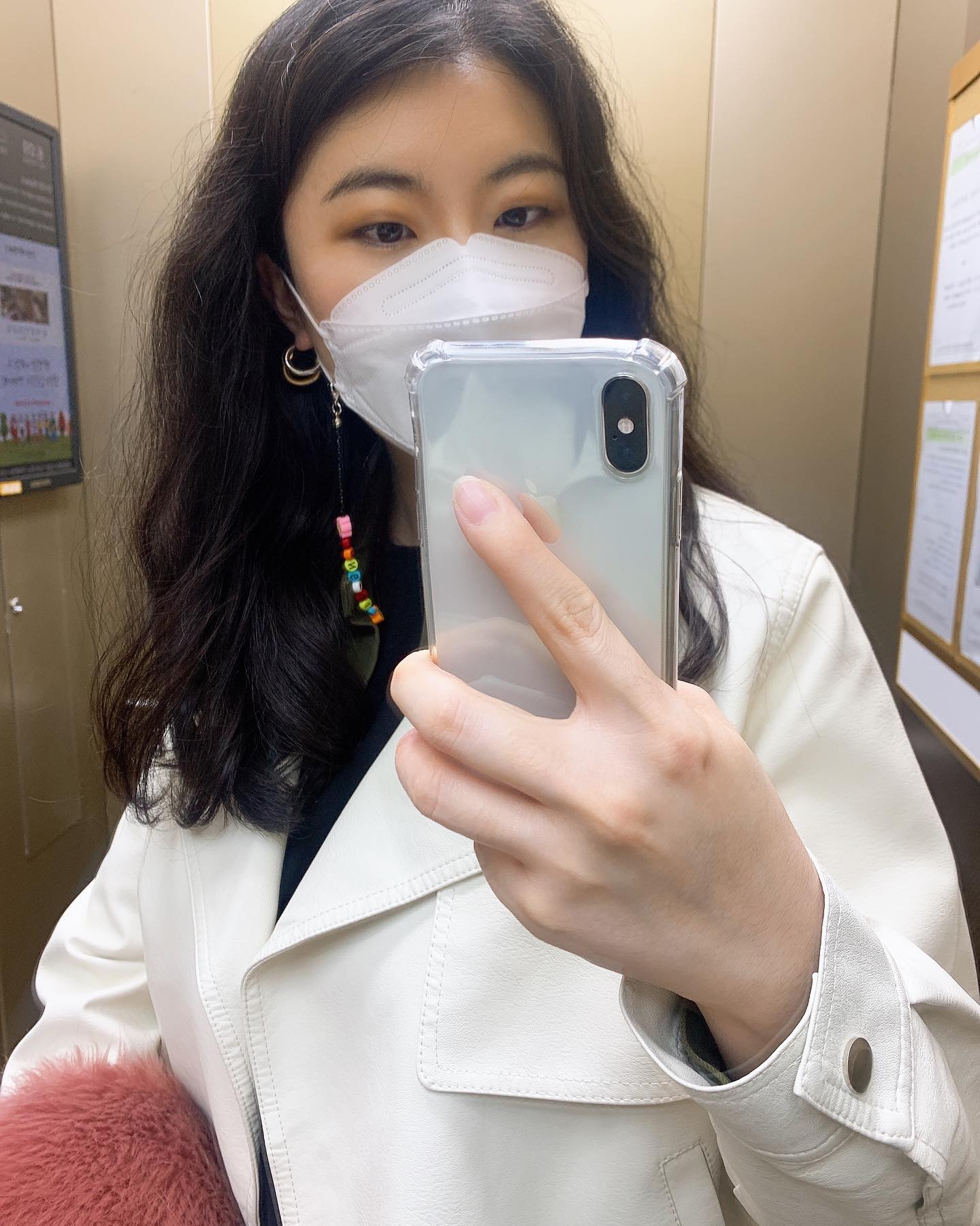 추워진당
.
얼른 자켓류 다 입어봤어야하는뎅~🥺
.
다요트는 언제쯤....🙊
.
요즘도... #ootd 하나요?옛날사람인가..?😅
.
#가방 들고있는거임 #방석 아님 #담요 아님ㅎㅎ
.
.
.
#비즈마스크줄 #마스크줄 #마스크스트랩 #가죽자켓 #가을 #초겨울 #털가방 #오늘룩 #룩 #일상룩 #출근룩 #오오티디 #옛날사람 #ㅠㅠ #엘베에서 #직장인 #셀카 #아이폰 #셀피 #패션 #자켓 #클러치백