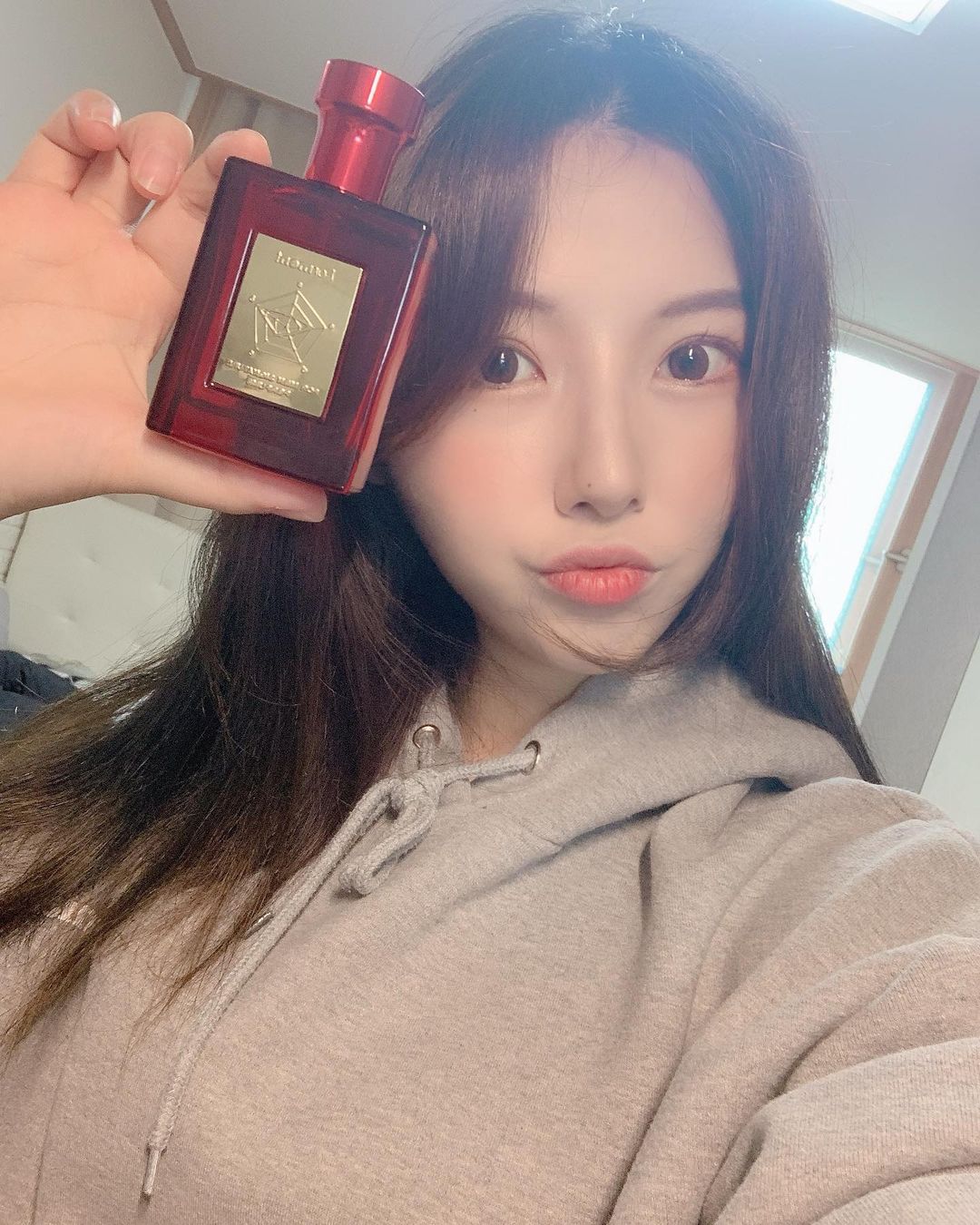 DA_JEONGs2 on Instagram: “#광고 저번엔 코튼키스 로션이였는데 이번엔 향수❗️역시나 냄새는 너무너무 좋다 ㅠ 남자친구 선물용으로 좋다는데 나는 아부지 생신을 맞아서 아빠한테 선물로🥰 울아빠는 향수원래 싫어하는데 이건 냄새 너무 좋다고 그랬음 ㅎㅎ 너무 진하지도않고 은은하게…”
