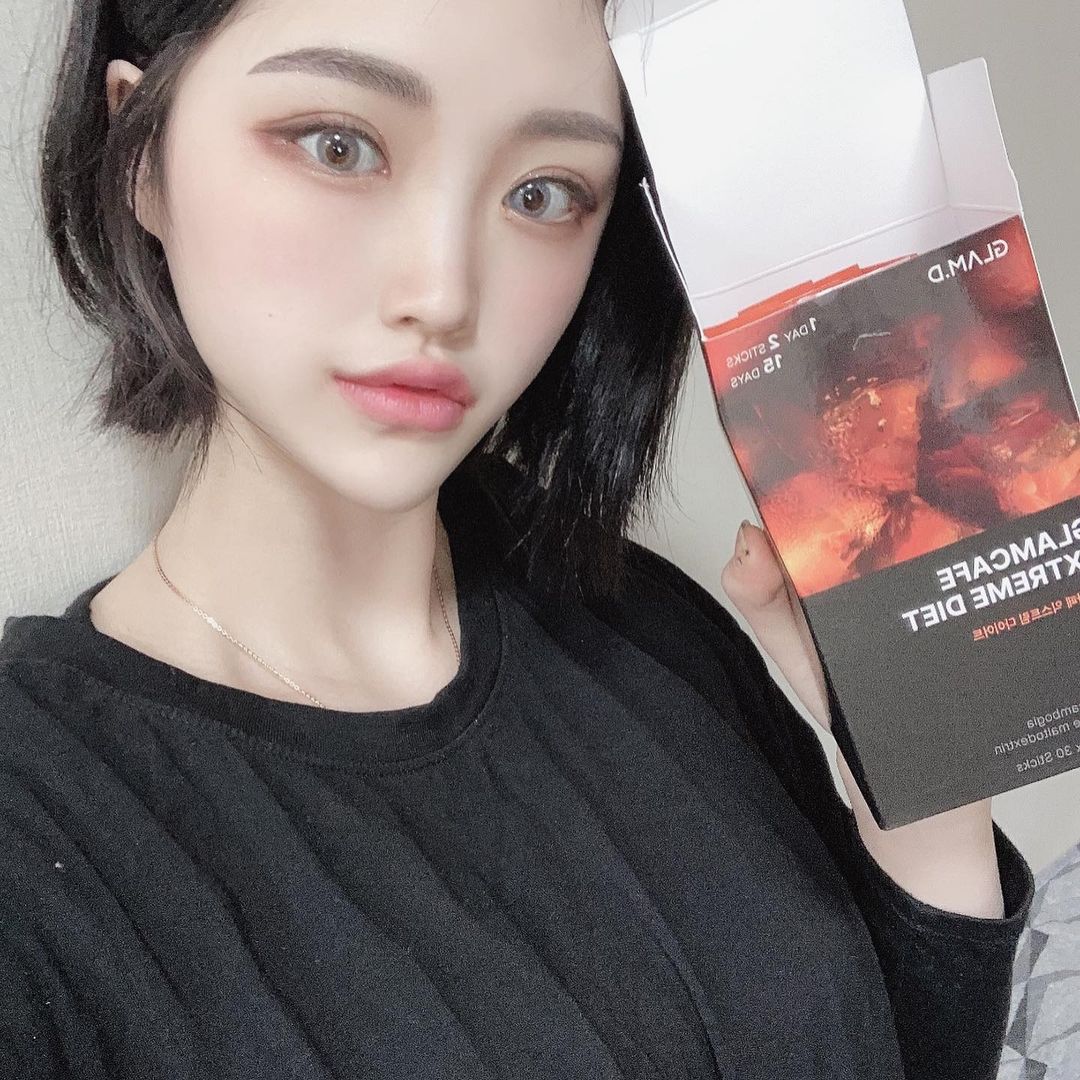 맛순이 (@nyom_030) posted on Instagram: “글램카페 익스트림 다이어트 탄수화물이 지방으로 합성되는 것을 억제하여 체지방 감소를 도와주는 기능성 원료 수용성 가르시니아 캄보지아 추출물 함유 (식약처 기준 HCA 일일 섭취량 기준 최대 2,800 mg 함유) 되어있습니다!! 또, 원활한…” • Nov 22, 2020 at 4:12am UTC