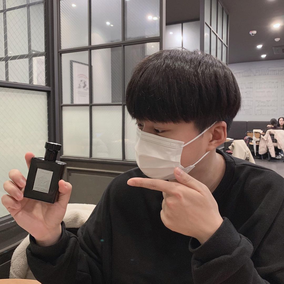 조우진 on Instagram: “#광고 포맨트 시그니처 퍼퓸 코튼허그 “이성이 가장 선호하는 코튼향의 재해석!” • • 🔸코튼허그 : 공기중에 퍼지는 뮤게의…”