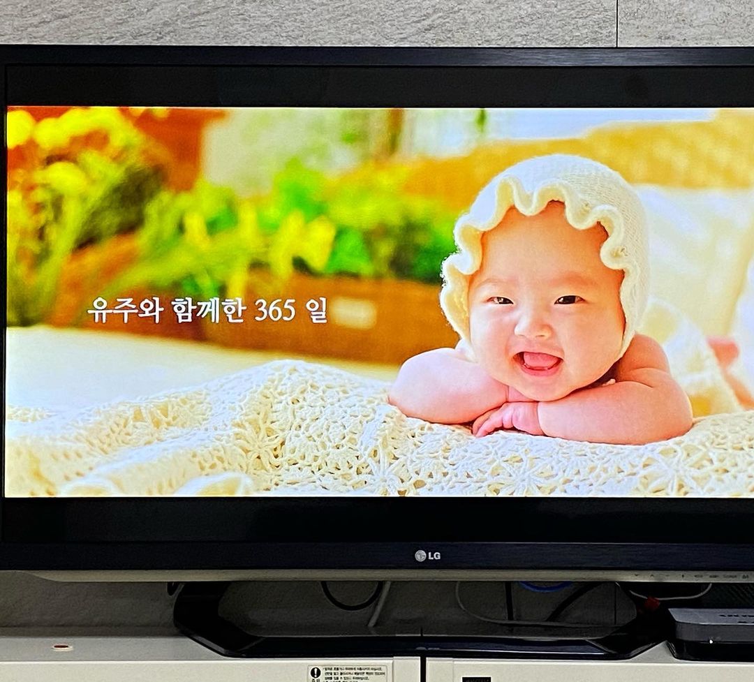 mikyung 🐭 on Instagram: “#협찬 #인생프레임 #성장동영상 #돌준맘 #성장동영상추천 #성장영상 #엄마표성장동영상 둘째는 아무래도 신경이 덜쓰이는건지... 성장동영상을 준비하며.. 확실히 사진이 적다는걸 알았다 😂 보면서 찡 😭 이렇게 금방 자라는구나~ 또 잘자랐음에…”