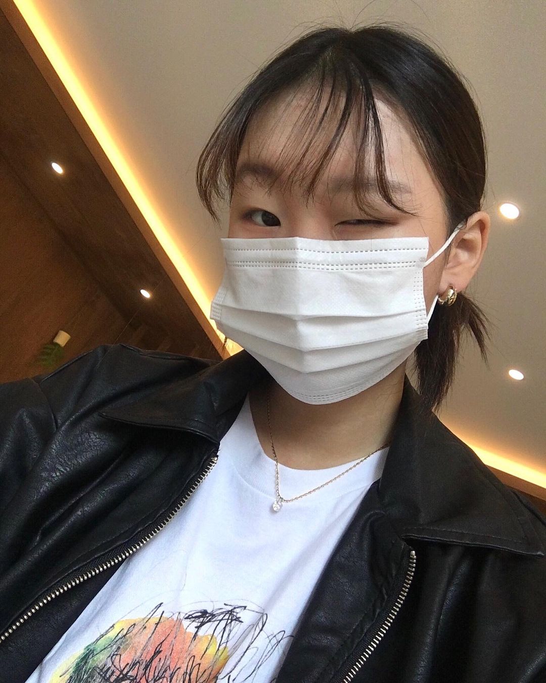 연꽃 연 비 우 on Instagram: “#협찬 취향저격 아이템 장착중 <3 @lafontaine_accessory 💎클립 원터치 링귀걸이 심플하고 간편해서 데일리로 착용하기…”
