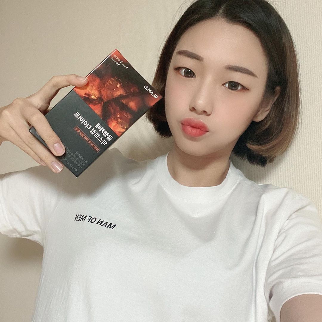 백지연 on Instagram: “(협찬) - (입술을 그렇게 내밀었어야해?🥺) 율희가 광고하는!! ✨글램디 - 글램카페 익스트림 다이어트✨ -> 탄수화물이 지방으로…”