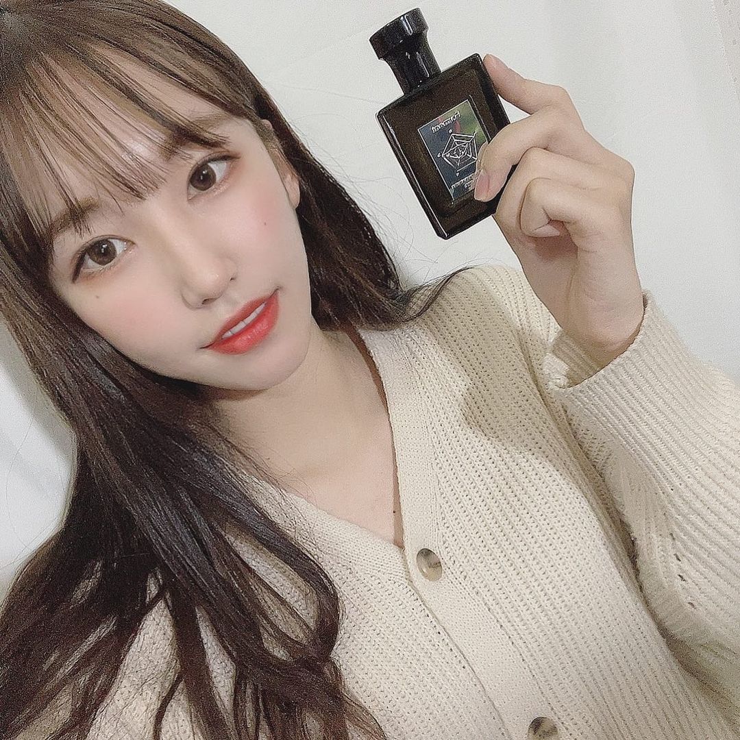 임소영 on Instagram: “#광고 포맨트 시그니처 퍼퓸 코튼허그🧸❤️ 너무너무 포근하고 안기고 싶은 코튼 허그향🌿❤️ 모스크의 부드러운 향이 은은하게 풍겨서 좋당💛 🌿지속력 최고의 ‘퍼퓸’ 등급이라서 향이 엄청엄청 오래 지속된다❣️ 남자친구한테 매일 뿌리고 싶은 향❤️…”