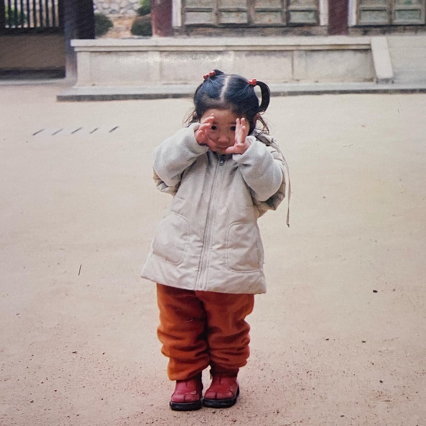 사진찍어주는 모습 따라하는걸로 추정.