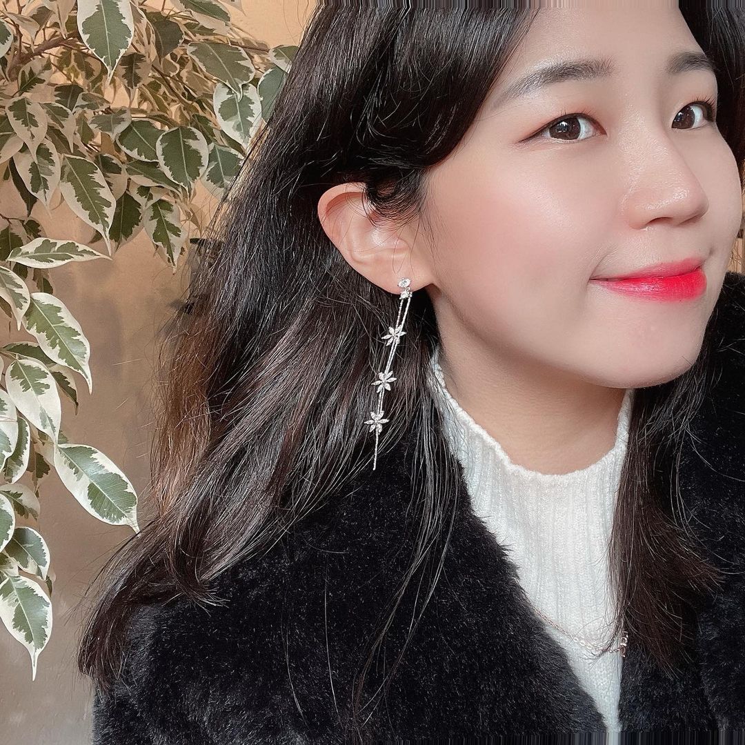 유니스 on Instagram: “#협찬 #라퐁텐 악세사리 저는 나갈때마다 하다보니 늘 새로운것을 하고싶더라구용 ㅋㅋㅋㅋ그러다가 찾은 #라퐁텐 악세사리인데…”