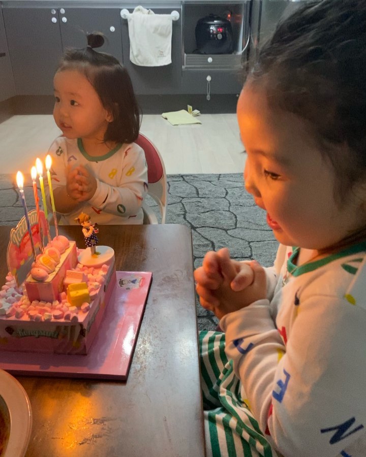 #생일파티 
이제 4살이라고 초도 후후~ 잘불고
정말 많이 컷네내새끼
저녁다먹고 생일초 끄기 🎉
사랑한다 우리공주

#아프지말고건강하게만자라다오