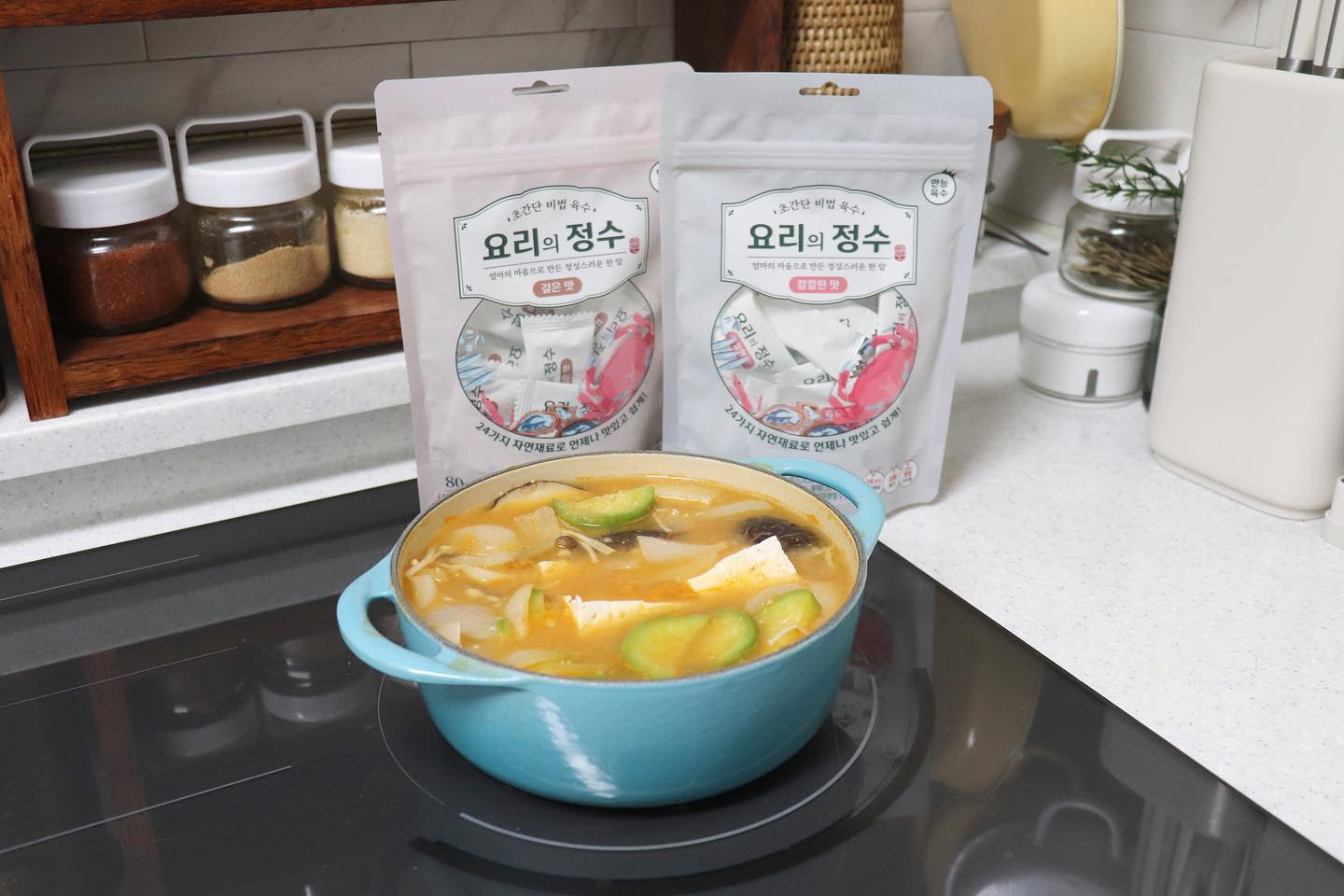 #제품 협찬

�박정수의 요리의정수 코인육수로 간편하게 된장찌개 끓이기 

엄마의 마음으로 만든 초간단 비법 육수

박정수의 요리의정수 코인육수로 간편하게 된장찌개 끓여 봤어요.

요리 초보자도, 고수도 만족시킬 명품 육수를 찾기 위해

국내산 원재료의 황금 배합비로 24가지의 농수산물을 코인 한 알에 담았습니다. 

깊은 맛과 칼칼한 맛 두가지 타입의 코인 육수가 있는데 어떤 요리를 하는지에 따라

선택해서 사용하세요. 더 깊은 맛과 진한 맛을 느낄 수 있습니다.

깊은 맛은 육수가 들어가는 모든 요리에 다방면으로 활용하면 좋은 코인육수입니다.

칼칼한 맛은 비린 맛을 잡아 주기에 좋은 코인육수입니다. 

멸치, 마늘, 다시마, 가쓰오부시, 

홍합, 황태, 굴, 표고버섯, 우엉, 당근, 상황버섯, 쌀뜨물, 무, 대파

새우, 게, 당근, 생강, 볶은 콩, 양파, 양배추, 죽염 등 24가지의 국내산 농수산물 재료들만을 넣었어요.

개별 포장으로 항상 위생적으로 사용할 수 있고 필요한 만큼 한 개씩 꺼내 사용하기 좋아요.

합성첨가물 8가지가 전혀 들어있지 않고 MSG도 사용하지 않아 건강합니다.

깐깐한 위생 관리 시스템으로 HACCP 인증 완료 제품입니다.

 박정수의 요리의정수 코인육수는 코인 육수 한 알 당 물 300cc를 추천해 드려요.

된장찌개 간단하지만 맛있게 끓이는 법

물 800cc에  박정수의 요리의정수 코인육수 깊은 맛과 칼칼한 맛 두가지를 넣어 주세요.

된장 1T,  쌈장 1t, 간 마늘 1t, 고춧가루 1t 넣고 넣고 싶은 야채나 버섯을 넣어 줍니다.

된장찌개가 다 끓었으면 두부와 파를 넣고 마무리 해주세요.

​된장찌개뿐만 아니라 김치찌개 끓일 때,

콩나물국, 미역국 등 국물요리 만들 때 활용해 보세요.

​

요즘같이 더운 여름 미역냉국, 김치말이국수, 묵사발 등에도

활용하시기에 좋을 거예요. 

알육수를 가루로 만들어 잡채나 나물, 고기 양념 등

다양한 양념 요리 할 때 넣어 사용하면 더 깊고 진한 맛을 낼 수 있어요. 

 #박정수 #박정수요리의정수 #박정수육수 #코인육수 #알육수 #박정수의요리
