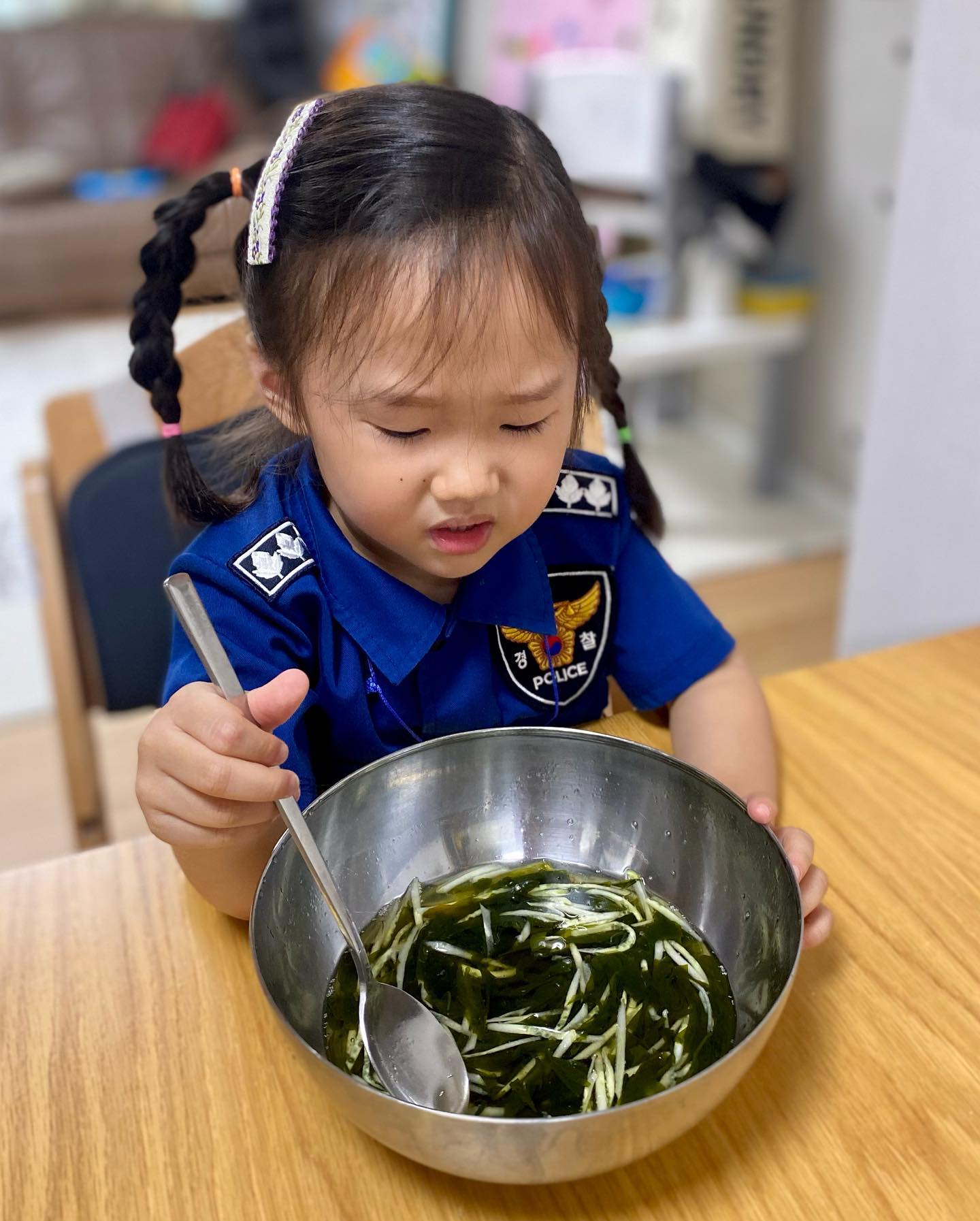 🍚오니의 밥상🍚

- 흰밥
- 미역냉국
- 오리고기
- 애호박나물
- 멸치

어린이집에서 만들어보라고
하트 미역을 보내주셔서
차온이랑 미역 냉국을 만들었어요

미역 세척하며 촉감놀이도하고,
간 맞추기도 직접 했는데 정작 
밥 차려주니 미역냉국에는 
눈길도 안주네요😂😂😂

한달에 한번 이렇게 어린이집에서 
보내주는 재료를 가지고
반 강제적으로 차온이와 음식을 만드는데 
하다보니 만들 때는 꽤 재밌는 것 같아요~~
차온이도 좋아하고요!!

다음에는 같이 요리체험을 할 수 있는 곳을 다녀와도 좋을 것 같습니다!!