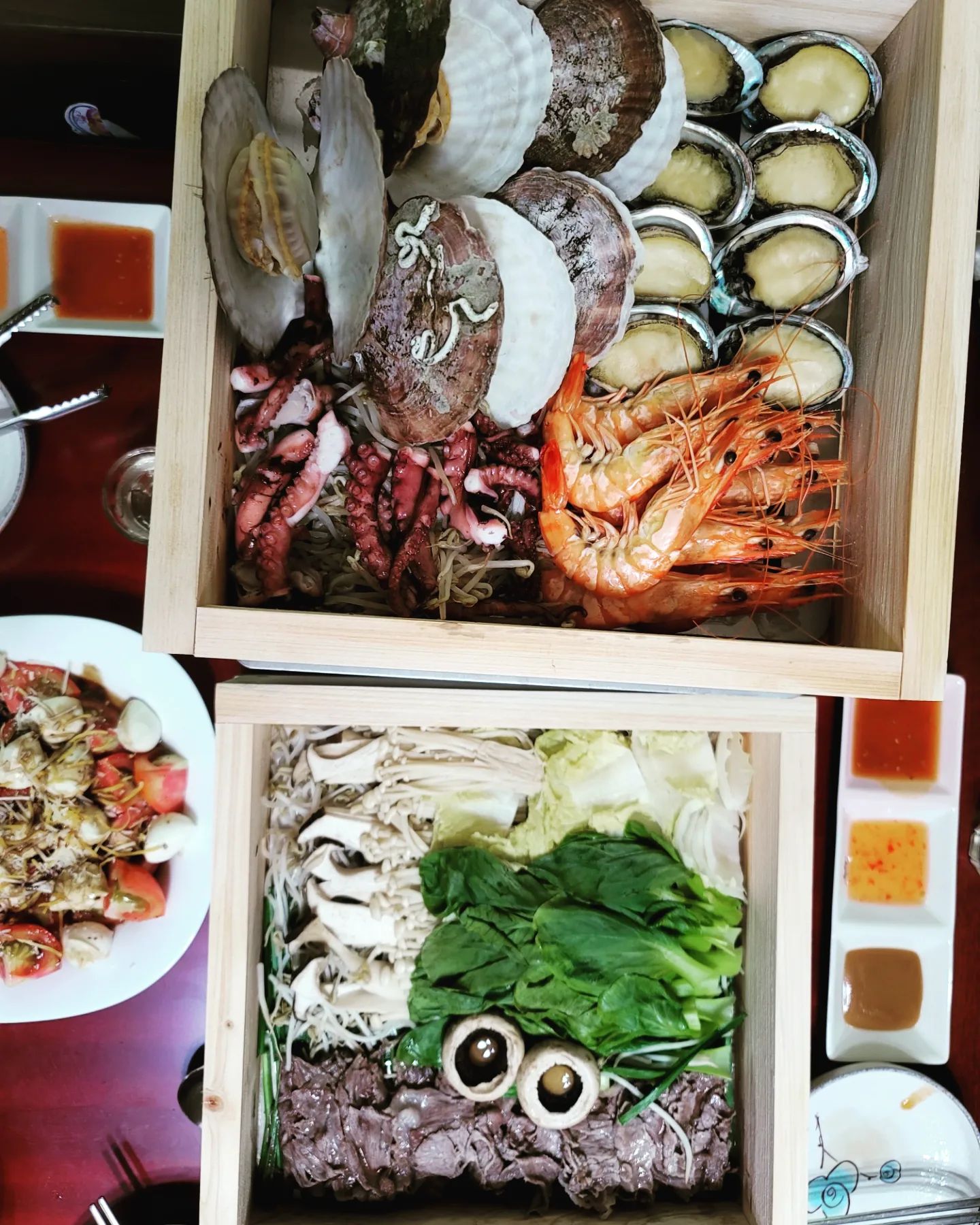 지난 초복!!
얼마전 울신랑 다쳐서 2주 고생했어요 ㅠㅠ
오랜만에 다시 일한다고 고생 중 인데요...
몸보신 시켜준다고 준비한 편백나무찜입니다!!!
전복.참가리비.새우.낙지.한우에다가...
버섯과 채소를 함께...
상큼한 토마토랑 쫄깃한 생모짜렐라로 간단샐러드도 함께..
마지막은 칼국수를 먹었는데 먹는다고 사진이 없네요😋
더운날 고생하는 신랑도 넘 맛나게 먹었고..
아이들도 너무너무 맛나게 먹어서 준비한 보람이 있었어용🥰
무더위대비 몸보신 잘 했습니당~
초복 다음날에는 닭곰탕까지..