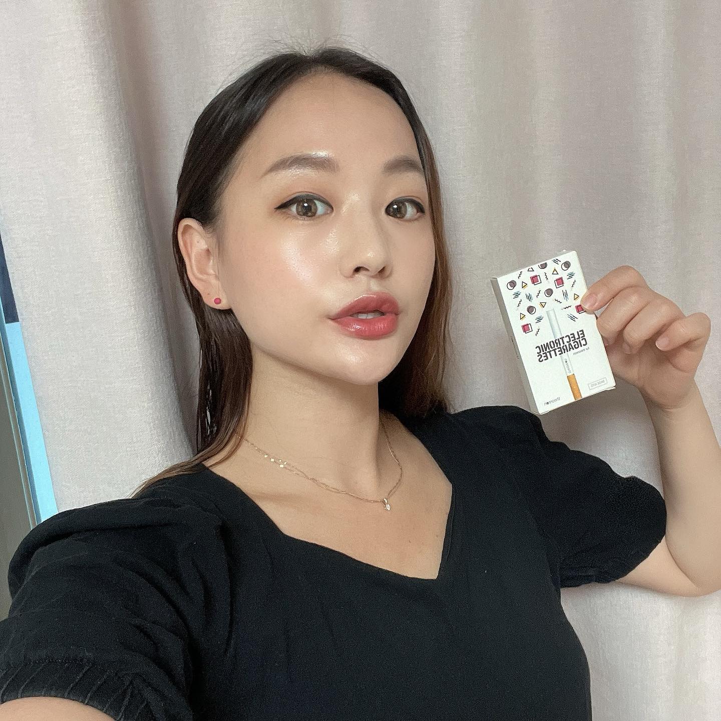 #광고
디오렌 전자담배 ⭐️
가장 간편하고 냄새가 없어서
흔적없이 몰래 피울 수 있을 정도라는 전자담배!! 
이번에 칭구한테 선물로 줬따앙 😍
배터리는 완충은 3시간 걸리고
1회 완충하면 250번정도 흡입 가능하다고 대박 🥰
냄새 안나고 쓰기편해서 넘 좋다고 난리난리 ㅎ 
냄새안나고 쓰기 편한
전자담배 디오렌 강추우우👍
.
.
.
.
.
.
theoreonkorea
#디오렌 #디오렌전자담배 #전자담배 #theoreon #디카프리오전자담배 #냄새없는전자담배 #누수없는전자담배 #선물 #선물스타그램