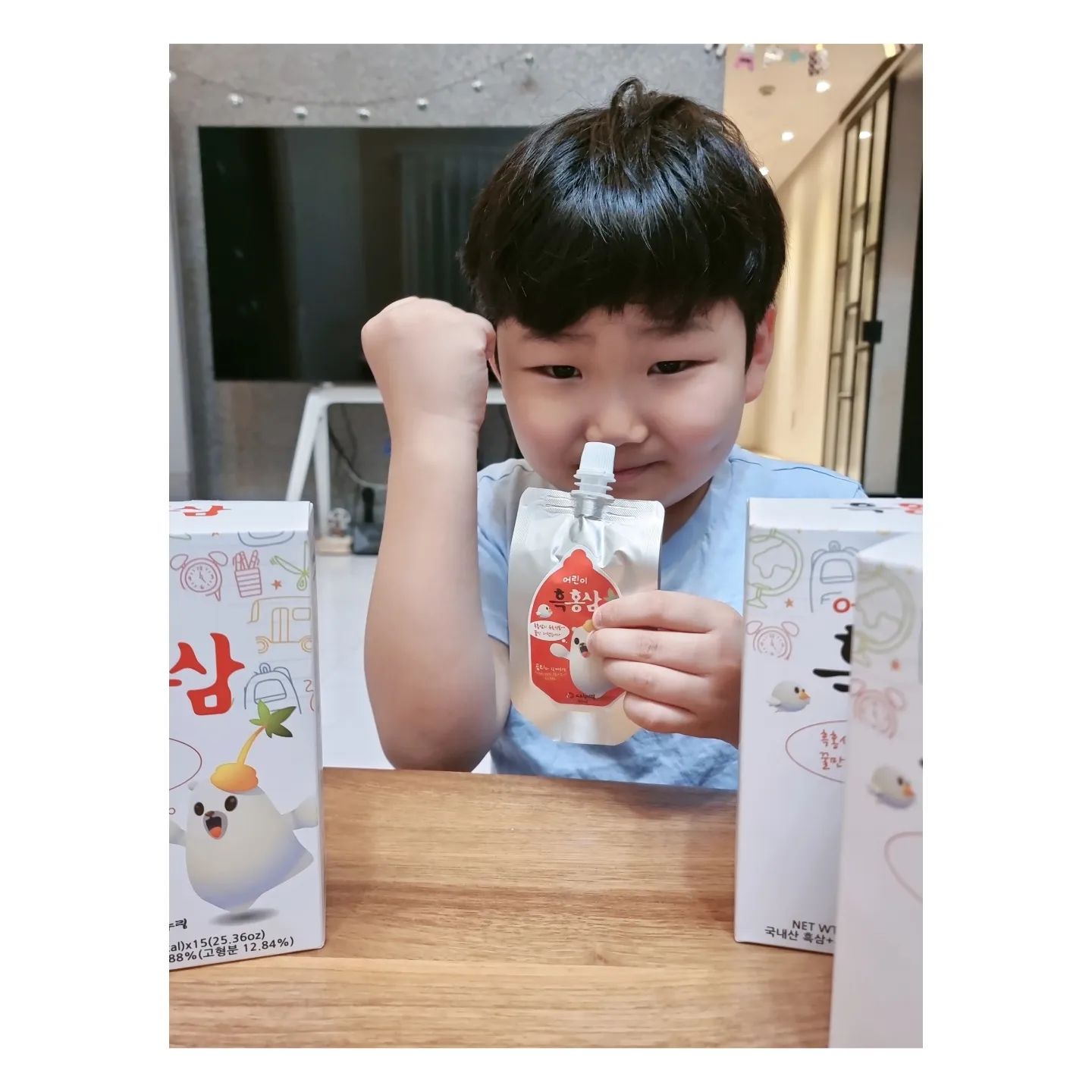 #홍보 

요몇일 지망이가 빠져있는 다누림 어린이 흑홍삼

쓰지않아 지망이 간식용으로 찰떡
흑삼과 홍삼추출액 벌꿀만 넣은 제품😛
50ml로 완전 대용량

홍삼만 들어있는데 아니라 흑삼이 포함되어
사포닌 함유량이높다고함

지망이처럼 빨대로 마시면 질질 흘리고 다니는 아이들을 위해
스파우트 파우치로 되어있어서ㅎ.ㅎ 완전 편해요

요즘 날도 더운데🥲
코로나때문에 더 걱정이어서 기력을 증가를 위해 먹여보았는데
흡입중 이신 어른보다 더 몸챙기는 어린이ㅎ.ㅎ. 

입에 쓴걸 잘 안먹는 이지망이 원샷때릴수 있을만한 맛이에여
홍삼 생각하시는분들은 검색❤
냉장고에 음료수 대신 쏙 넣어두었어요

 
👇👇판매처는 요기 네이버에 #다누림어린이흑홍삼 검색🤗

https://smartstore.naver.com/danurim/products/6791297504 

#다누림 #어린이홍삼 #어린이홍삼추천 #어린이음료 #키즈홍삼 #아기홍삼 #일상 #소통 #리뷰어 #리뷰 #젊줌마
#말띠맘 #운정맘
