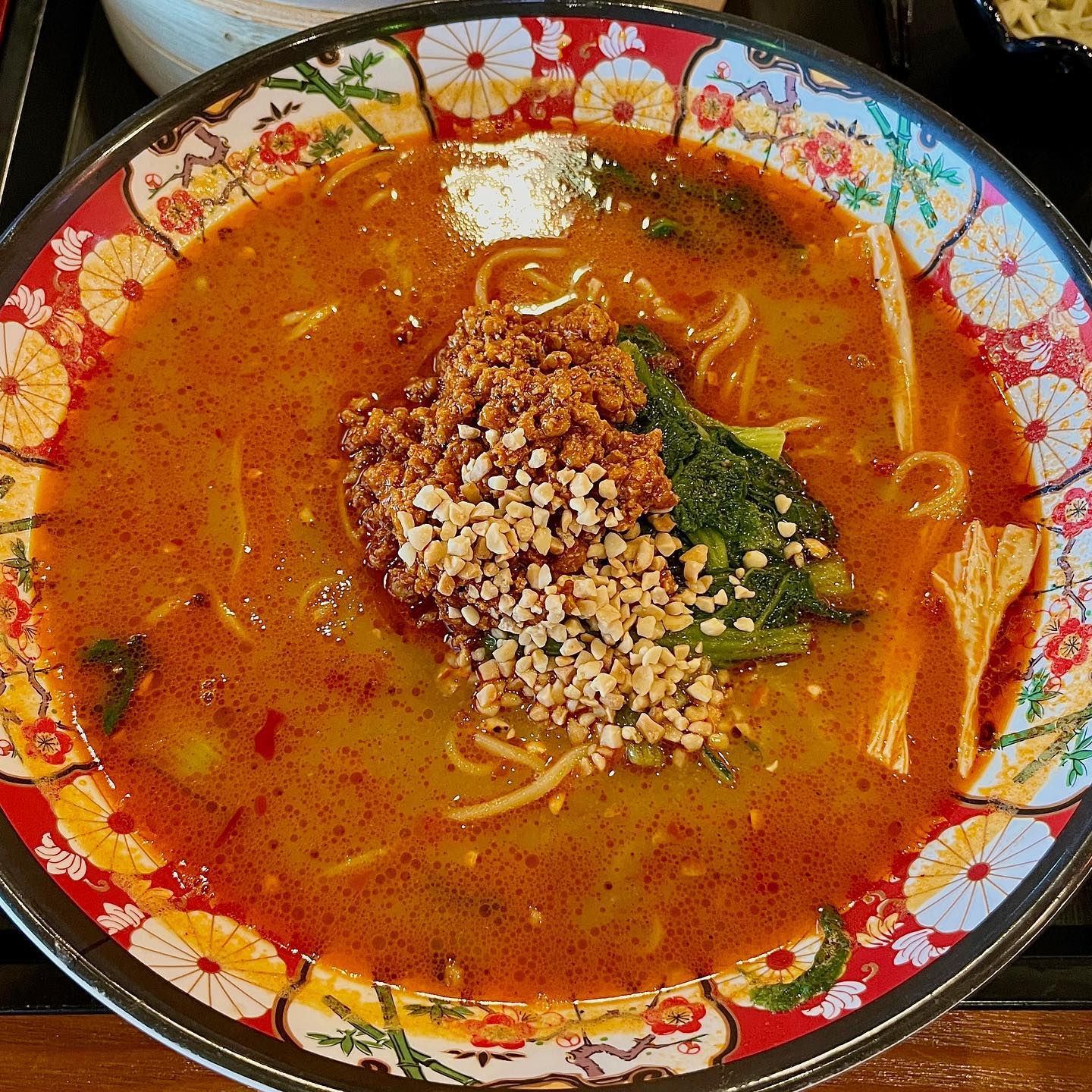 한국에서도 홍콩의 맛을 느낄 수 있다?!🇭🇰
우육탕면과 딤섬 먹으러 gogo!!

🔎고양 | 고양 스타필드 #제레미20 

우육탕면, 탄탄면의 육수가 엄청 진해요👍
특히 탄탄면의 고추기름향이 확~올라와요!🌶
고기덮밥은 제레미의 특제소스에 
두툼한 양념 돼지고기가🍖
듬뿍 올라가 있어요!!

모둠 소롱포 구성 : [기본, 부추새우, 트러플]
(저희는 트러플 대신 김치로 잘못 나왔네요🤣)

메뉴들 전반적으로 향신료 맛이 있는 편!
홍콩 음식 처음 접하는 분은 향이 
강하다고 느껴질 수 있을 것 같아용 

제대로 된 홍콩 음식 땡길 땐❗️
바로 이곳입니다!!!

🔺메뉴
우육탕미엔 9,900 / 탄탄미엔 10,500 
홍콩식 고기덮밥 10,900 
[딤섬] 모둠 소롱포 6,600 / 하가우 4,900

📍삼송역 (경기 고양시 덕양구 고양대로 1955)