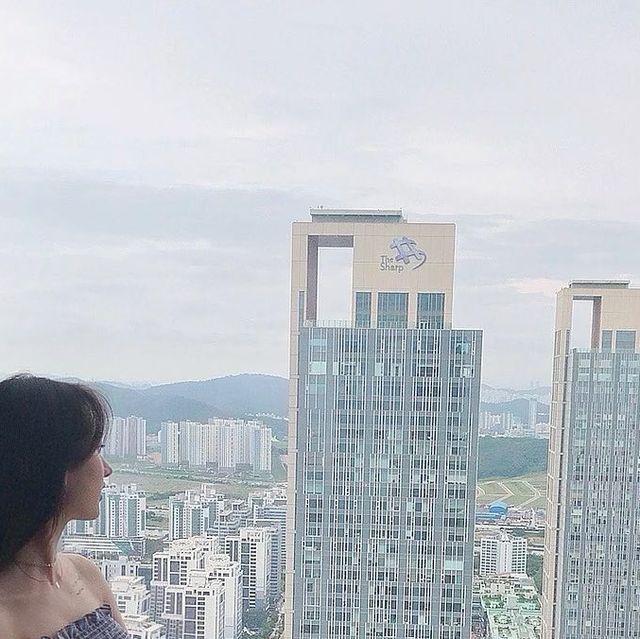 ˗ˋˏ ♥ 𝐉𝐢𝐧𝐠 ♥ ˎˊ˗  눈 떠보니 은행원 on Instagram: "🌆여름휴가 다녀오면 텅장_적금💸

[ 𝘛𝘰𝘥𝘢𝘺'𝘴 𝘭𝘰𝘰𝘬 𝘣𝘰𝘰𝘬 ]
• 𝘛𝘰𝘱 : @dailymore__official 
• 𝘉𝘰𝘵𝘵𝘰𝘮 : @millioncor_official 
• 𝘈𝘤𝘤 : @pearlymore_official 
• 𝘈𝘤𝘤 : @bicycletrophy 
• 𝘈𝘤𝘤 : @instant.tattoo_official 

🏦호캉스 다녀왔다고 통장*⁀➷텅장으로
💸바뀌는 마법이 일어났어요!! ✨🧙🏻

🤑 텅장 기념 호캉스 적.금 사진 투척!!
When Jing's makeup style was strong💄

¤ 송도 오크우드 호텔 @oakwoodpremierincheon 
물놀이도 좋지만 고층에서 시티뷰를 보는것도 햅삐 🏙

🌫이때도 흐린 날 놀러 갔어요☁️
☀️진심 날씨 요정 모집합니다 (1/999)🧚🏻‍♀️

#크롭티 #오프숄더 #레이어드목걸이 #타투스티커 #ootd"