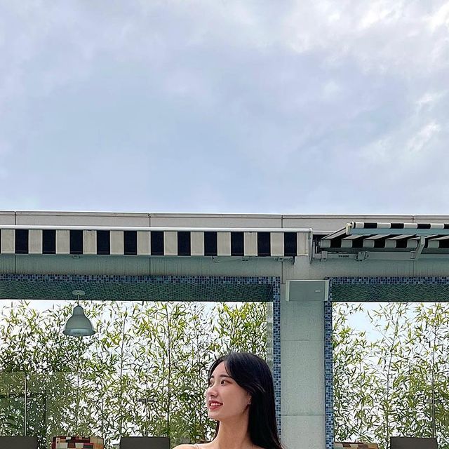 ˗ˋˏ ♥ 𝐉𝐢𝐧𝐠 ♥ ˎˊ˗  눈 떠보니 은행원 on Instagram: "🐰점심 초식 생활 N달차 🥗

[ 𝘛𝘰𝘥𝘢𝘺'𝘴 𝘭𝘰𝘰𝘬 𝘣𝘰𝘰𝘬 ]
• 𝘋𝘳𝘦𝘴𝘴 : @he.nique @by_he.nique 
• 𝘈𝘤𝘤 : @theplatina.co 

여름엔 물놀이가 왜 이렇게 좋은지 ʕ ꈍᴥꈍʔ
물속에서 살고 싶어요 !! 🐳💙

같은 수영복 입고 호캉스 두 번 갔지롱 🌆
¤ 이태원 몬드리안 호텔 (@mondrianseoulitaewon )
​¤ 광명 테이크 호텔(@takehotel_official )

💡두 곳 모두 접근성이 편리하고 수영장도 넘 이뻐요!! 
💡평일에 가면 사람도 많이 없어요 ✨

놀러 가는 날 마다 날씨는 흐림 🌤 
날씨 요정 급구합니다. 함께 수영장가요 🧚🏻‍♀️🧚🏻‍♀️

세상에 비키니 입는 핫걸들 정말 많네여 👙🔥
Hot girl 사이 소심하게 모노키니 슬쩍 ʕ； •`ᴥ•´ʔ

근육없는 내 몸,,이제 오운완 열심히 🔫🔫

#몬드리안 #호캉스 #호텔수영장 #이태원나들이 #모노키니"