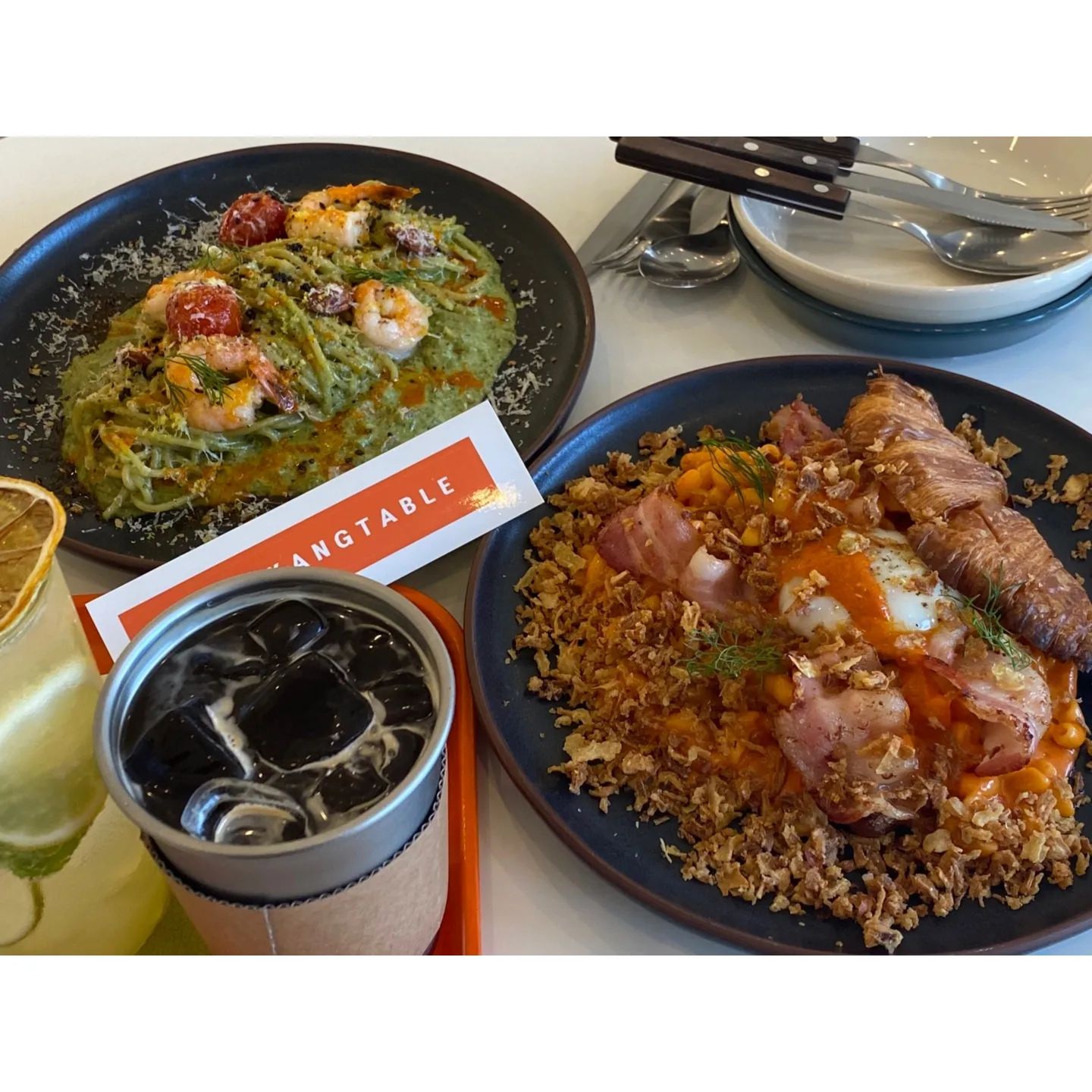 #협찬 부산맛집 #거루캥테이블

오늘 소개드릴 맛집은 
송정역 근처에 위치한 브런치카페 
거루캥테이블입니다😊

이름이 거루캥테이블인 이유는 
호주식브런치 카페이기 때문에 
호주의 상징은 캥거루를 이용해서 
이름일 지으신거 같았어요😆

가게 앞에 도착하니 
외관이 너무 아기자기하게 꾸며져 있어서 
들어가기 전부터 너무 기대가 되었고 
가게에 들어가니 바깥에서 기대한것보다 
훨씬 깔끔하고 센스넘치게 
인테리어를 해두셨더라구요👍
가게에 들어가자마자 
이 집은 맛있겠다 라는 생각이 저절로 들었어요😉

메뉴를 주문할때는 테블릿에서 
메뉴 사진을 보면서 고를 수 있어 간편하였고
직원분께서 설명도 친절하게 잘해주셔서 
쉽게 주문할 수 있었어요👍

너무 맛있어보이는 메뉴가 많아서 고심한 끝에 
쉬림프 바질 크림 파스타와 
아메리칸치즈크로와상을 주문하였고 
2층에 자리를 잡고 조금 기다리니
음식을 직접 서빙해주셨어요🙊

2층에 야외석도 있고 3층에 루프탑도 있었지만 
이번 여름이 너무 더운 관계로 
고민하지도 않고 패쓰했어요😆

우선 첫번째 메뉴인 
쉬림프 바질 크림 파스타를 먹어보았어요😋
바질색 면에 새우,토마토 토핑이 올라가있었고
딱봐도 치즈가 듬뿍들어간 것 같은 
아주 꾸덕한 파스타였어요👏
하지만 그렇게 느끼하지 않고 
바질향이 듬뿍 느껴지는 
아주 맛있는 크림파스타였어요👍
새우도 너무 통통해서 
함께 먹으니 식감이 정말로 좋더라구요🥰

두번째 메뉴인 아메리칸치즈크로와상은 
비쥬얼부터가 압도적이었어요
크로와상과 베이컨, 수비드에그, 
마카로니 거기에 마늘후레이크까지 뿌려져있는게 
비쥬얼 끝판왕이더라구요!!💯

함께나온 음료들도 정말 맛있어서 
아주 아주 만족스럽게 브런치 즐길 수 있었어요💛

더운 여름 시원한 송정 바닷가 놀러오셨다가 
분위기&맛 깡패 거루캥테이블 방문하셔서 
브런치 즐겨보시길 추천드릴게용🤗

#부산 #맛집 #브런치 #카페 #먹스타그램 #부산송정맛집 #송정브런치 #송정브런치카페 #송정레스토랑 #해운대브런치 #송정핫플 #송정해수욕장맛집  #스토리앤체험단 #스토리앤