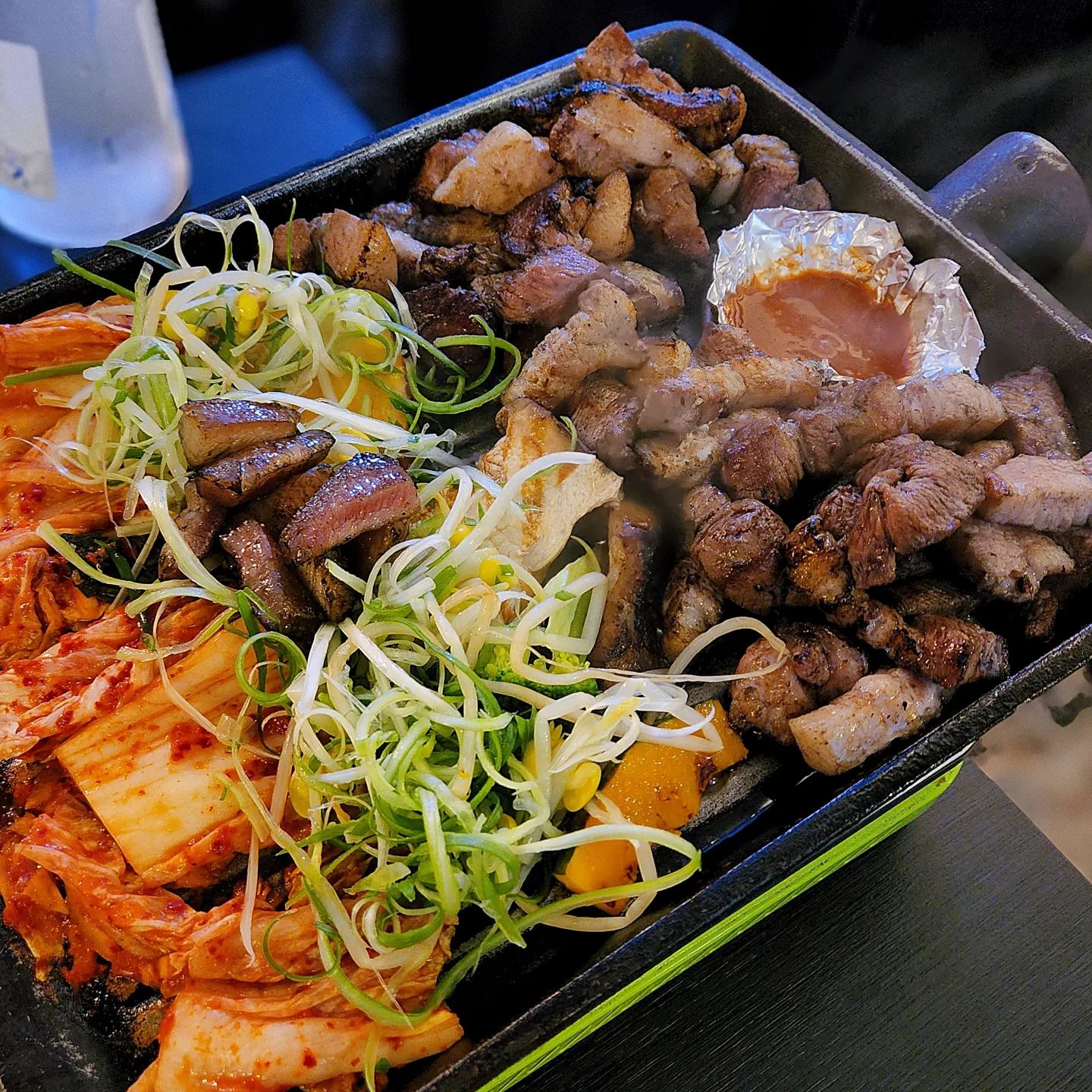  “#협찬 #합정맛집 #구워삶다  ❛ ڡ ❛  ✔️모둠(삼겹살+목살+된장찌개+구운야채+항정살껍데기) +뒷고기 추가 ✔️치즈볶음밥 #합정핫플 제주고기집 #구워삶다 에 다녀왔어요◡̈ 금요일 저녁에 갔는데 와.. 손님이 바글바글 자리가 꽉 차서 여긴 찐맛집…”