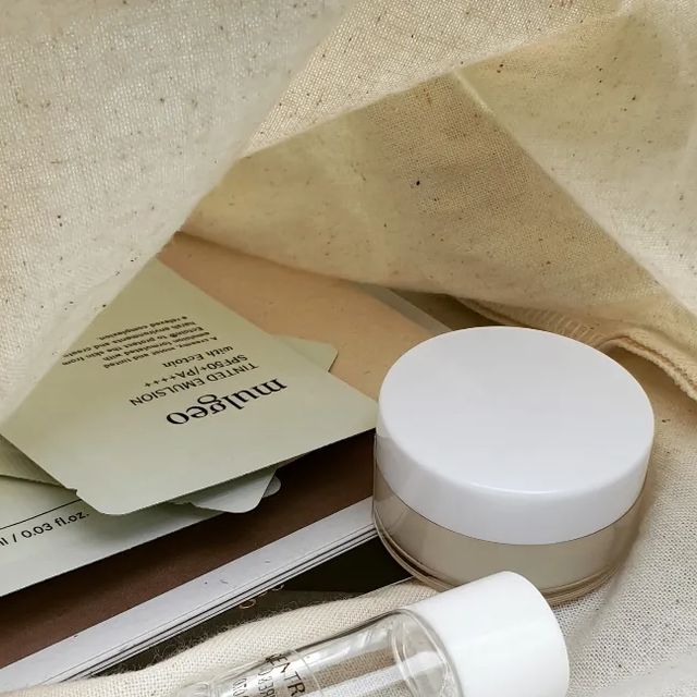 안개 on Instagram: "#제품무료제공 

mulgeo
Pure& Concentrate

뮬지오 소비자 패널로 선정되서
현재 열심히 사용중

기념으로 첫 날 찍어둔 사진

🤎

#뮬지오 #mulgeo #뮬지오화장품 #뮬지오스킨케어 #비건스킨케어 #비건화장품추천 #비건브랜드 #소비자패널 #체험단 #제품제공"