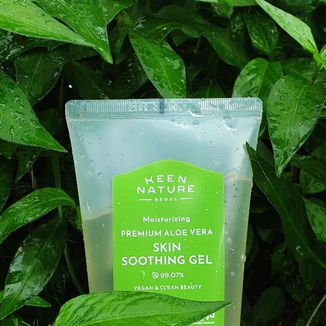 안개 on Instagram: "#제품협찬 

닥터올가
스틴 수딩 겔

🌱알로에베라잎즙 82.83%

🌱브로콜리추출물, 녹차추줄물
  병풀추출물, 로즈마리잎추출물

🌱 전성분 EWG Geen 등급
  PETA 인증, VEGAN 인증

자연 유래 성분 99.07% !!
정제수 대신 자연유래 유기농 알로에베라잎 추출물 베이스 82.83%
함유된 순하고 착한 국민 수딩 젤

어릴때부터 생 알로에를 자주 애용해왔고 커서도 여름에 알로에 제품은 필수로 사용중입니다 ㅎㅎ

이번 여름 가족들 다 같이 사용할
알로에젤 제품이 없어서 고민이였는데
닥터 올가 덕에 한시름 놓게됬어요

젤타입이라 발림성이 매끄럽고 사르르 녹듯이 
빠르게 피부에 흡수됨
끈적임 전혀 없고 잔여감 전혀 없음 !!

산뜻하고 촉촉하게 피부 속과 겉까지 진정, 
보습을 동시에 선사해줘서
이때까지 만나본 알로에 젤 중 최고에요 
진짜 이렇게 부드러운 알로에젤은 처음임;; 

이 제품을 이제서야 알게되서 슬플정도로 제품력이 좋아요 💚

이번 여름 알로에젤 고민 중이시라면
온 가족이 함께 사용가능핫 닥터 올가
추천드립니다 !

#15그램 #15그램뷰티 #15그래머 #닥터올가 #클린뷰티 #비건뷰티 #알로에수딩젤 #유기농수딩젤 #알로에베라 #피부진정 #수딩에센스 #국민수딩젤 #빠른흡수력"