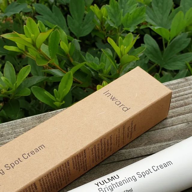 안개 on Instagram: "#제품무료제공 

인워드
율무 브라이트닝 스팟 크림

🌱율무 성분 58% 함유

🌱나이아신아마이드 3% 함유

🌱특허 원료 마데화이트 2% 함유 

피부톤 개선과 피부장벽 개선에 도움을 주는 율무 미백 스팟 크림 

임신과 출산을 반복하니 어느날부터인가 기미가 짙어지기 시작해서 순한 화이트닝 제품을 찾다가 만나게 된 크림이에요 

천연 추출물로 인해 연한 베이지빛을
띄고 있으며 미백 기능 외 속광 톤업 효과도 지니고 있어서 바르면 즉각적으로 피부톤이 환해지는걸 느낄  수 있음

보습력도 워낙 뛰어난 제품이라 
저녁에 나이트크림 처럼 발라도 되서 간편한지라 
요즘 잘 쓰고 있습니다 
확실히 자고 일어나면 더 피부톤이 환해진것 같아 
만족하며 쓰고 있습니다 🤎

#인워드 #인워드율무미백크림 #인워드율무브라이트닝스팟크림 #율무브라이트닝스팟크림 #율무미백 #율무미백크림 #화이트닝크림 #미백크림 #미백기능성 #미백개선 #화이트닝 #잡티케어 #기미케어 #화장품리뷰 #협찬 #체험단"