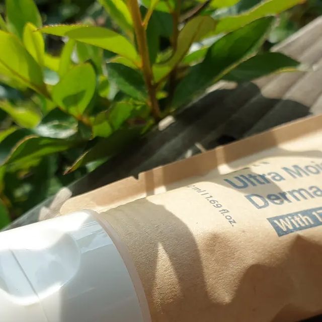 안개 on Instagram: "#제품협찬 

바루쟈
울트라 모이스처라이징 더마 크림

🌱식물성 피토 스쿠알란
  저분자 히알루론산 함유

🌱17가지 아미노산 함유

🌱더마 테스트 엑설런트 등급 

나노 리포솜 공법으로 피부에 빠르게 흡수되어 
수분 보호막을 형성시켜 주는 고보습 오일 프리 크림

패키지 디자인이 너무 이뻐요
개인적으로 엄청 좋아하는 디자인이라 
사진 찍을때 기분이 너무 좋았어요

크림이 고보습이지만 가볍고 부드러운 
크리미한 제형에 빠른 흡수력을 지님
역시 오일 프리 제품이여서 그런지
수분감이 더 강함

녹듯이 피부에 흡수되는 제형이라 여름에 사용하기 좋고 
모든 피부타입이 쓰기 적합하다 생각됨

정말 순하고 산뜻함과 부드러움을
다 갖춘 제품이라 민감한 피부와 
거친 피부결이 걱정이신 분들께 추천드리고 싶어요 🤎

#15그램 #15그램뷰티 #15그래머 #바루쟈 #varuza #수부지솔루션 #산뜻하고깊은보습 #밸런스더마크림 #유수분밸런스 #오일프리 #독일더마5스타 #친환경패키지 #나노리포솜 @varuza_official"
