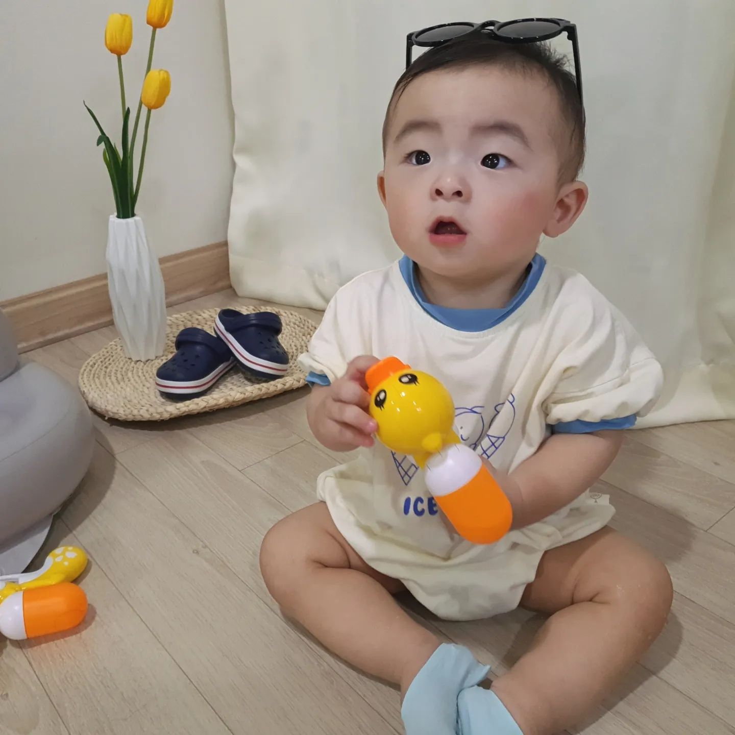 #광고

베터파크🏊 준비중인 시원이네에게 선물이 왔어요!!💝

10개월 시원이한테 물총은 아직 너무 크거나 너무 작거나 고르기 어려웠는데요. 🐤오리물총 은 아기손에 쏙 들어오는 사이즈여서 아기하나 엄빠하나 목욕놀이할 때 사용해도 사이좋게 놀 수 있어 좋더라구요!⌯'▾'⌯

그리고 선명한 노랑색💛이라 사진도 너무 잘 나오구요~ 오리가 웃고 있어서 물총놀이하고 놀다보면 저절로 기분이 좋아진답니다.😁

혹시 돌전 아기 물놀이 아이템 고민하시는 엄빠있으시다면 도움이 되시길 바리니요🥳

#오리물총 #물총 #귀여운물총 #동물물총 #홈캉스 #베터파크 #물놀이 #귀여운물총추천 #물놀이아이템 #여름바캉스 #물총놀이

hash.up