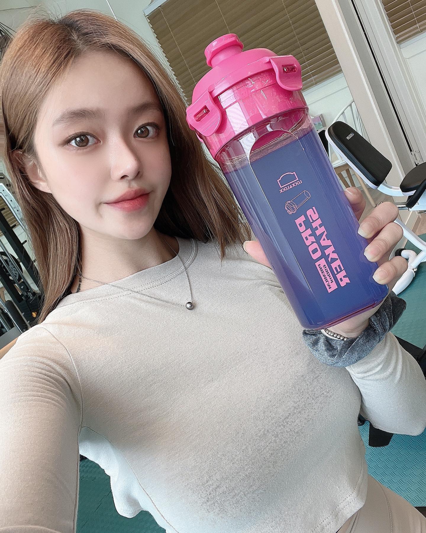  “#광고 락앤락 프로쉐이커 - 트라이탄 쉐이크 보틀 🧂 뜨거운 물을 넣어도 모양에 변형이 일어나거나 환경호르몬이 검출되지 않는 트라이탄 보틀 !!! 게다가 강력한 블렌딩을 위해 전용 믹서가 내장되어 있어 선식, 비타민, 보충제 등 다양한 블렌딩이…”