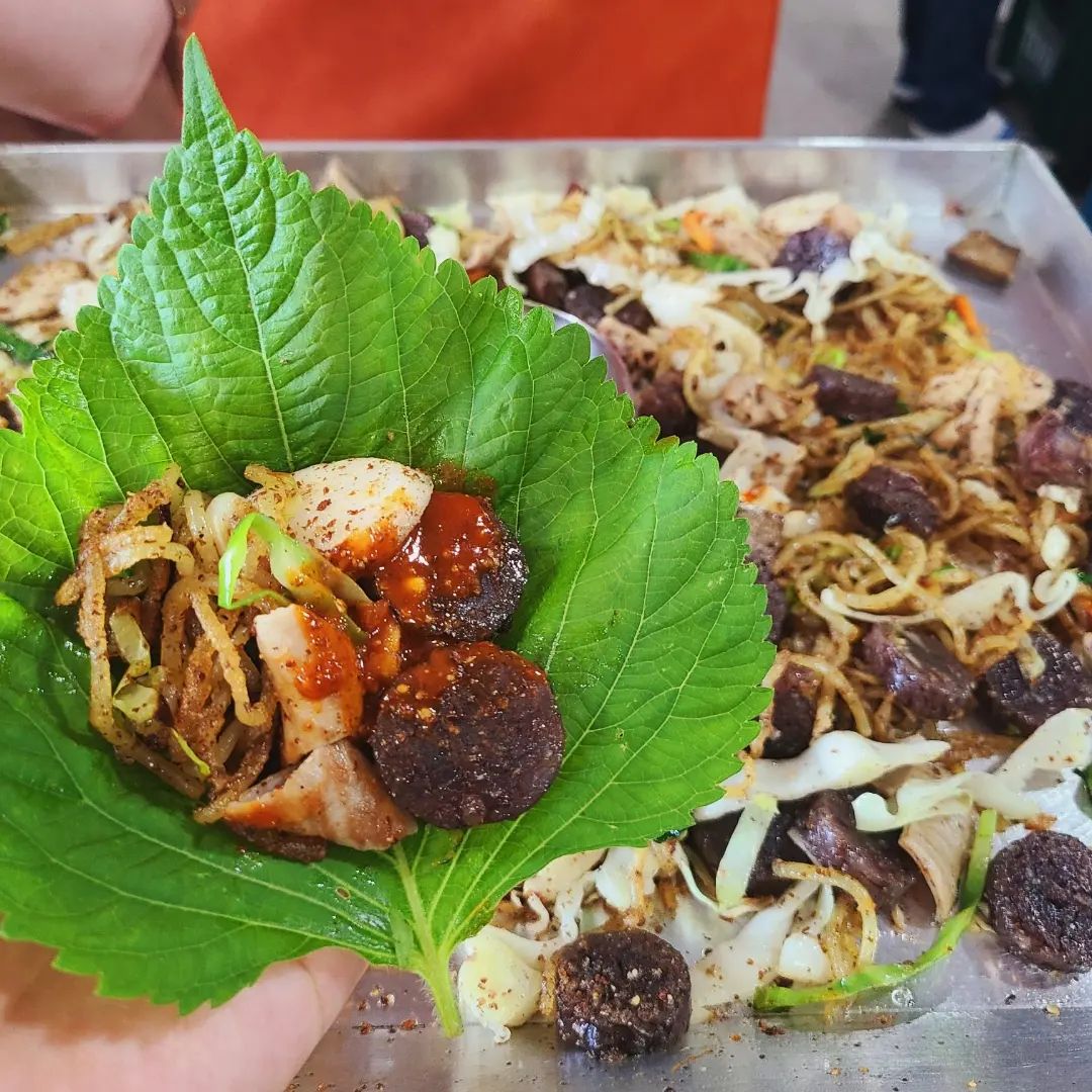 백순대 이건 진짜 추억의 맛이죵😋 넘넘 중독적💛

고딩시절 친구들이랑 지인~짜 자주 왔던 신림 순대촌

그때는 1층부터 5층까지 쫘르륵 있었는데 이번에 가보니 2,3,층 밖에 없더라구요..
원래 가던 단골집도 없어져서 아쉬운 마음이..😔

어디로 가야할지 몰라 어차피 순대촌 백순대는 다들 기본은 하시기에 발길 이끄는데로 가보자 해서 갔던 곳이 3층에 위치한 삼촌네집

주문한 메뉴는⤵️

🔹️백순대 2인분🔹️

백순대의 꼬소한 맛에 살짝 매콤달큰한 양념장 맛의 조화로움이☺️👍

깻잎에 당면, 곱창, 순대, 양배추, 떡, 간 골고루 다 넣어서 양념장 촥~ 발라 싸서 먹어주면 와.. 생각만으로 침삼키게 하네여🤤❤️

🔹️양념순대 1인분🔹️

개인적으로 백순대만큼 좋아하진 않지만 그래도 쏘쏘해여
일반적으로 먹는 순대볶음보다 뭔가 양념맛이 부드러운 느낌이에요 ㅎㅎ

예전보다 양이 좀 적어진것 같은 기분이지만 그래도 오랜만에 백순대 먹으니 넘넘 좋았어요😆

요즘 백순대 택배도 가능하다던데 담번엔 주문시켜서 집에서도 해먹어보려구여😚

#신림순대촌
.
.
.
#신림순대타운맛집 #신림백순대맛집 #백순대맛집 #신림동맛집 #추억의백순대 #신림순대볶음 #신림동순대타운 #신림백순대 #먹스타그램 #먹스타맞팔 #맞팔은댓 #인친환영