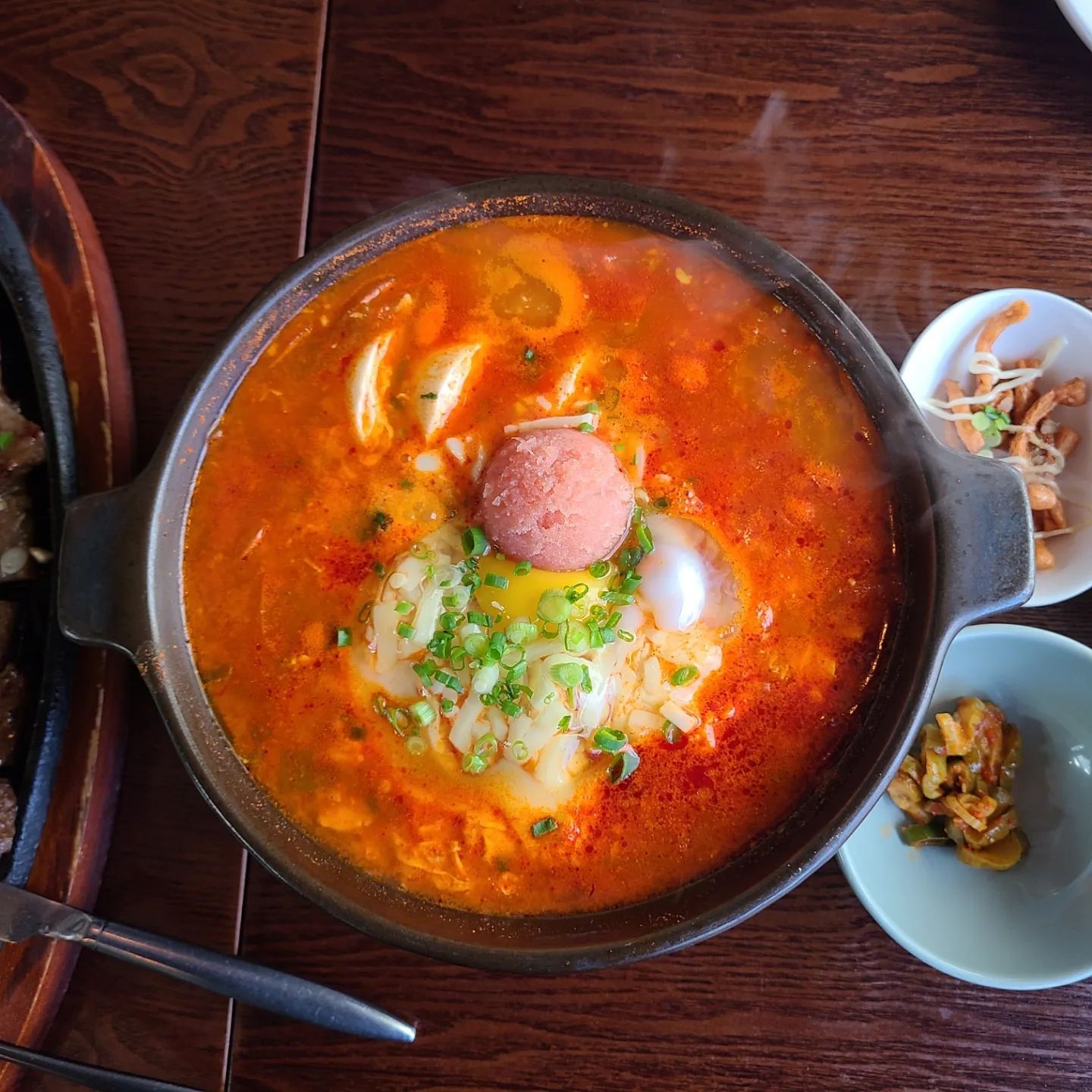 🔱오이지 대학로🔱

이번엔 혜화 퓨전 한식 맛집 오이지 입니다. 찐으로 재재방문 하고 있는 맛집이에요!

그런데 갈 때마다 웨이팅이 늘더라구요?😭

널리 알려야하는 맛이지만 저만 알고 싶은 맛이기도 해요🤐🤪

🎈명란 치즈 순두부 13,000원

모짜렐라 치즈에 명란과 계란이 섞여 쫄깃하고 부드럽고 짭짤한 이 맛이 너무 좋았어요ㅎㅎ 

국물도 칼칼하고 훅이 있는 맛이라 취향저격 당해버렸지 뭐에요🤗

🎈오이지 왕갈비 29,000원

사진만 봐도 맛있음이 느껴지시지 않나요?🤷‍♀️
오이지만의 특제 소스가 발려져
달큰하고 고기가 부드러워 맛있었어요.

그렇지만 양은..아쉬웠어요🤣

🎈차돌 들기름 국수 10,500원

보리국수와 들기름, 통들깨가 모여 고소함 폭탄이었어요ㅎㅎ
담백한 매력에 자꾸 손이 갔어요.

🎈차슈 김치 덮밥 10,800원

불 맛🔥 나는 차슈가 대박👍
김치와 밥과의 조화도 좋았아요.

🪧서울 종로구 대학로9길 33
☎️0507-1355-9977
⏰️평일 11:30 - 22:00
 (BT 15:00 - 17:00)
 주말 11:30 - 22:00

.
.
.

#대학로맛집 #한식맛집 #퓨전한식 #혜화데이트 #서울맛집 #명란치즈순두부찌개 #먹스타 #맛스타 #마로니에공원 #선팔맞팔 #좋아요 #댓글 #환영 #좋반 #협찬 #광고 #DM #❤