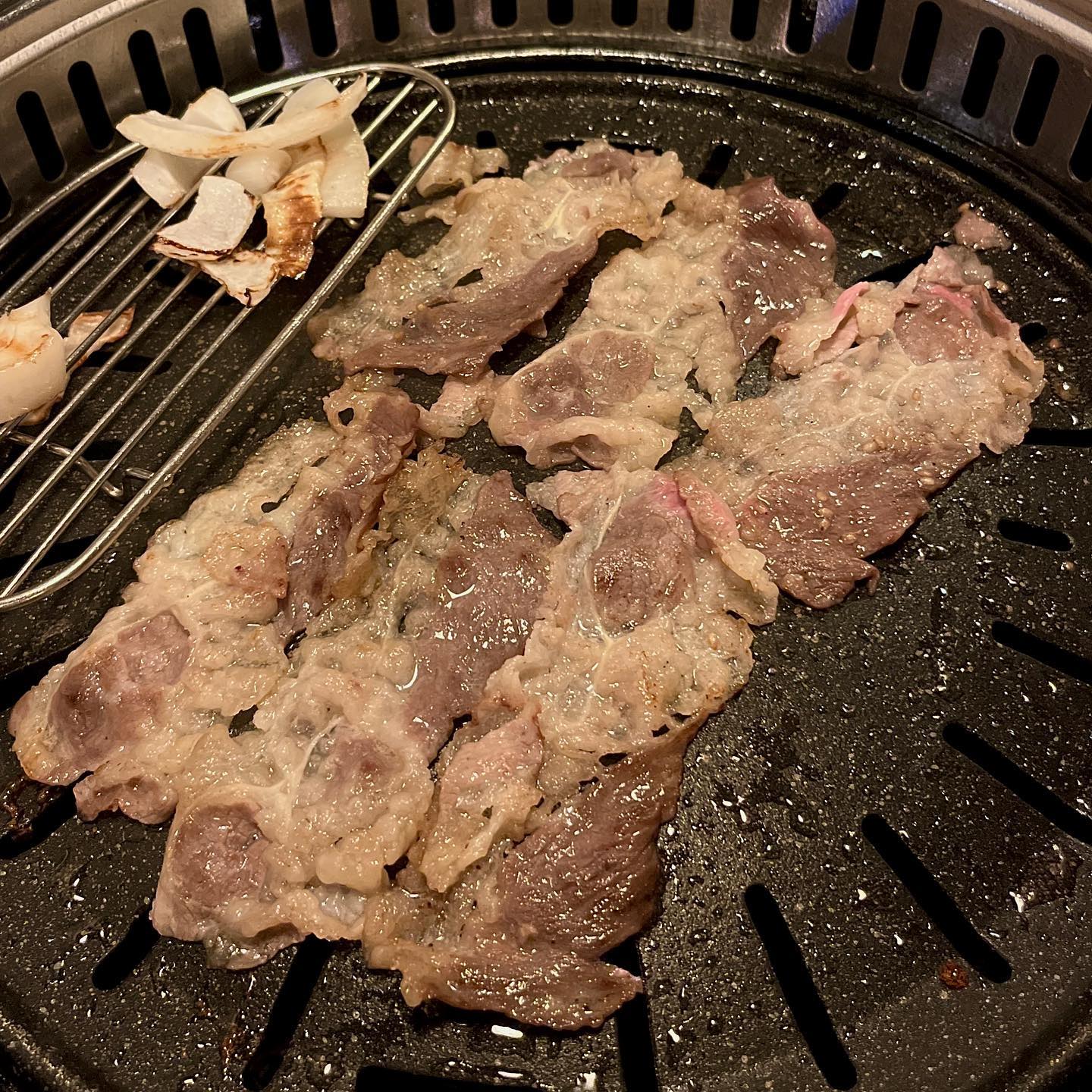  “영등포 고기 맛집🍖 #승남집 우삼겹 맛집이라고 소문이 난 곳이더라구요? 그렇다면 안가볼 수가 없죠👀👀 우삼겹, 와규 꽃살 이렇게 시켰어요!! 두 고기 종류 다 정말 입에서 사르르 녹아요🤤 특히 우삼겹이 파채, 특제 소스와 함께…”