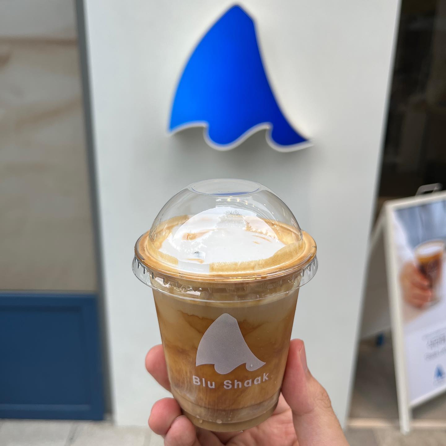 “블루샥 라떼 맛있네요 🥛진한 라떼 위에 달콤한 크림 ☕️아인슈페너같은데 베이스가 라떼 💲 3,400원 #블루샥 #블루샥커피 #블루샥벡스코점 #블루샥라떼 #부산카페 #부산여행 #부산맛집 #맛집어디_부산 #벡스코 #먹팔 #카페투어 #부산핫플레이스”