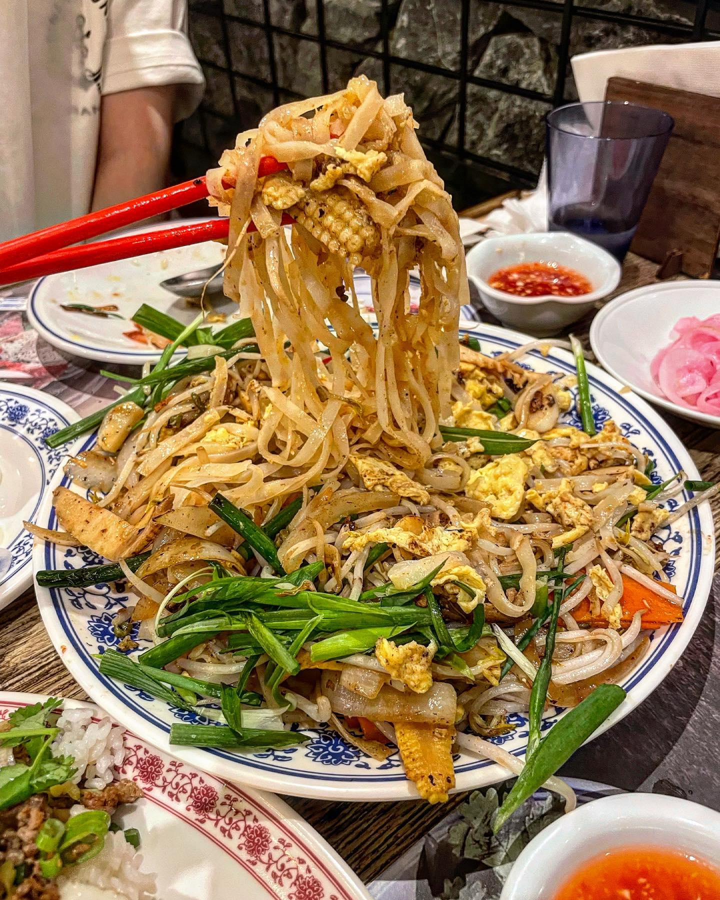  “용리단길 맛집 효뜨! 평소에 가던 맛집인데 압구정 현대백화점 5층에도 오픈해서 날더운날 백화점에서 놀다가 가봐떠용😉😉 이태원에서 유명한 맛집답게.. 볶음 쌀국수가 타의 추종을 불허할 정도로 간이 딱이었고요! 양이 어마무시하게…”