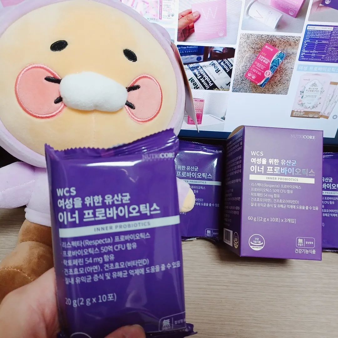  “저는 비록 남자이지만 여자들에게 꼭 필요한 건강식품을 협찬 받았네요. 그래도! 제 어여쁜 어머니와 사랑스러운 여자친구에게 선물을 해줬어요. 딱 포장지 겉 박스에서부터 여성을 위한 유산균이라 써있는 로고를 보면 정말 여성을 위한게 느껴지지…”