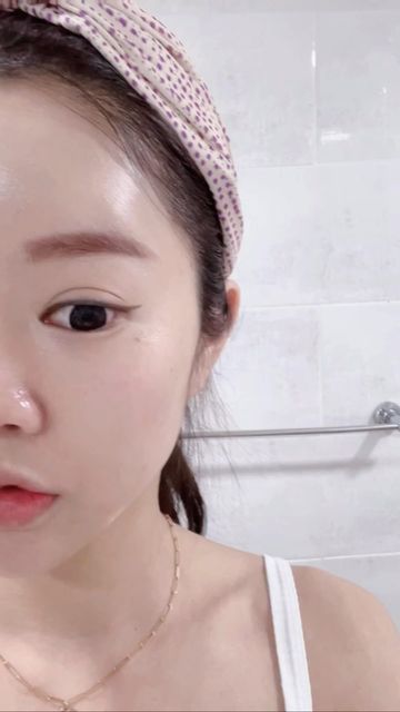 권봄 on Instagram: "#광고

요새 넓어진모공때문에 고민이였는데
메디큐브제로모공원데이 세럼으로 관리해봤어요🫶🏻

세안후 기초제품바르고 제로모공원데이세럼으로 챱챱발라주니 쫀쫀하니 모공 타이트닝효과가 바로 되는느낌이였어요 !!
그위에 제로모공원데이크림을 얹어서 발라주면 촉촉하니 모공케어 끄읕-🖤

꾸준히 메디큐브제로모공원데이세럼 & 제로모공원데이크림 으로 관리해주면 모공축소는 물론 광채효과까지 볼 수있을 그런 제품일거같네욤🥰

#광고#메디큐브#medicube#원데이세럼#원데이크림#물톡스#모공관리#모공줄이는법#피지관리#모공케어#일상 #데일리#릴스#AD#셀피#셀카#@medicube_korea"